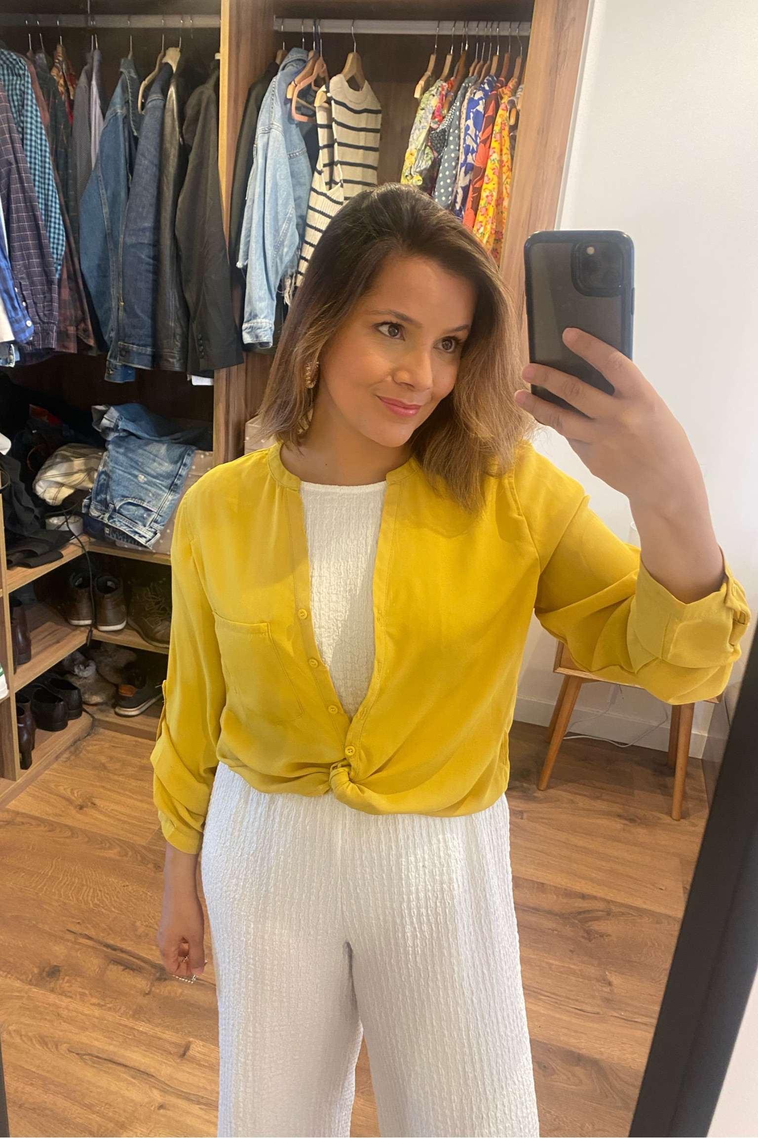 Colores en tendencia 
Camisa amarilla de verano 
Look casual minimalista simple básico femenino elegante primavera verano 

#LTKeurope #LTKunder50 #LTKstyletip