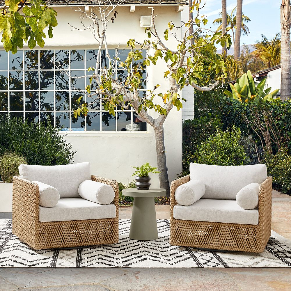 Concrete Pedestal Indoor/Outdoor Round Side Table (18") | West Elm (US)