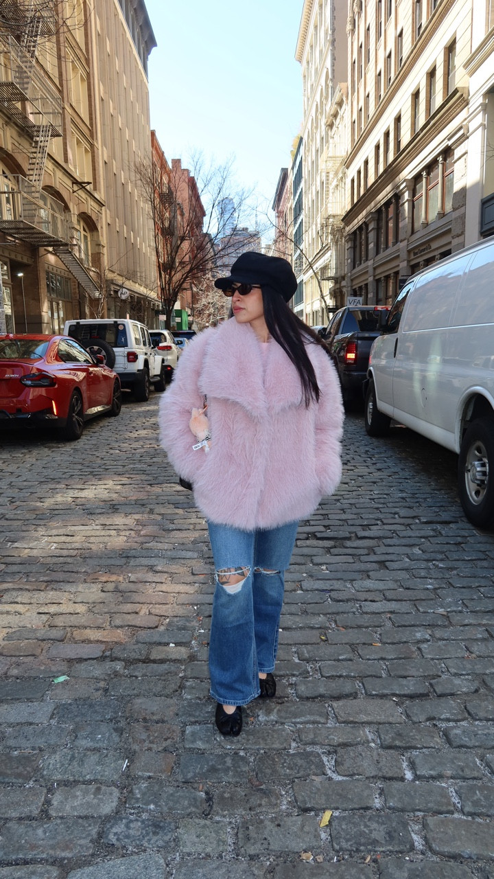 Hellooo New York! (Hannah Montana voice) ✨🎤🩷

#motherhood #momofthree #parents #marriedlife mom life, realistic motherhood, millennial mom, parents, marriage, girlhood, nyc outfit