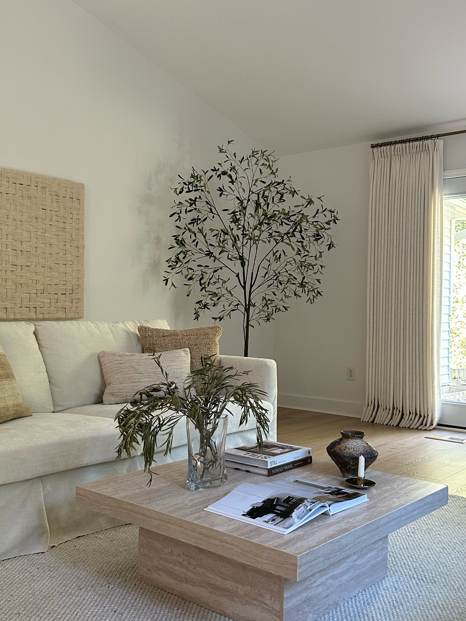 Designer look coffee table only $172.99! 

Faux travertine


#LTKHome #LTKSeasonal #LTKSaleAlert