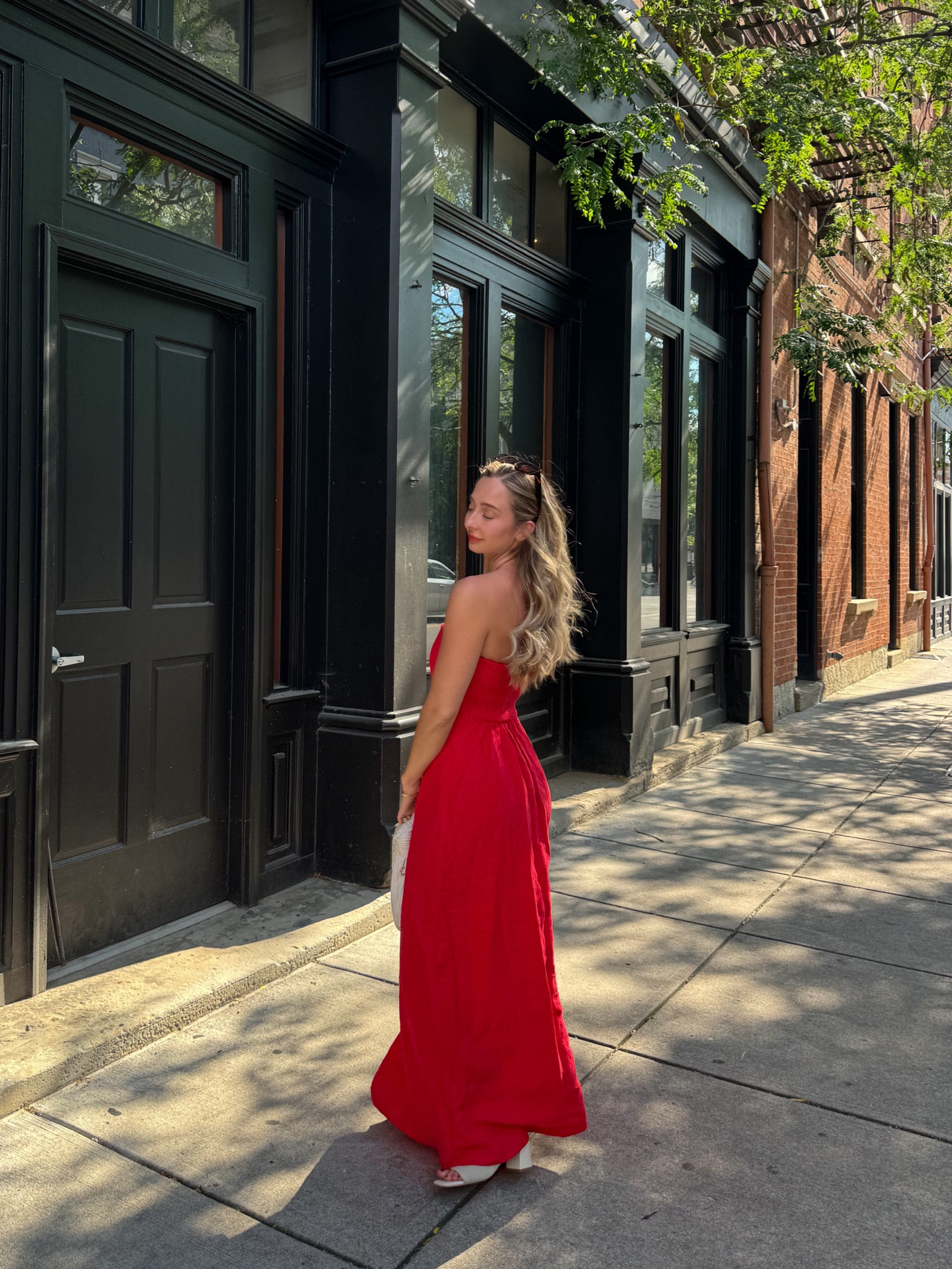 This dress was made for a European summer ❤️🍷