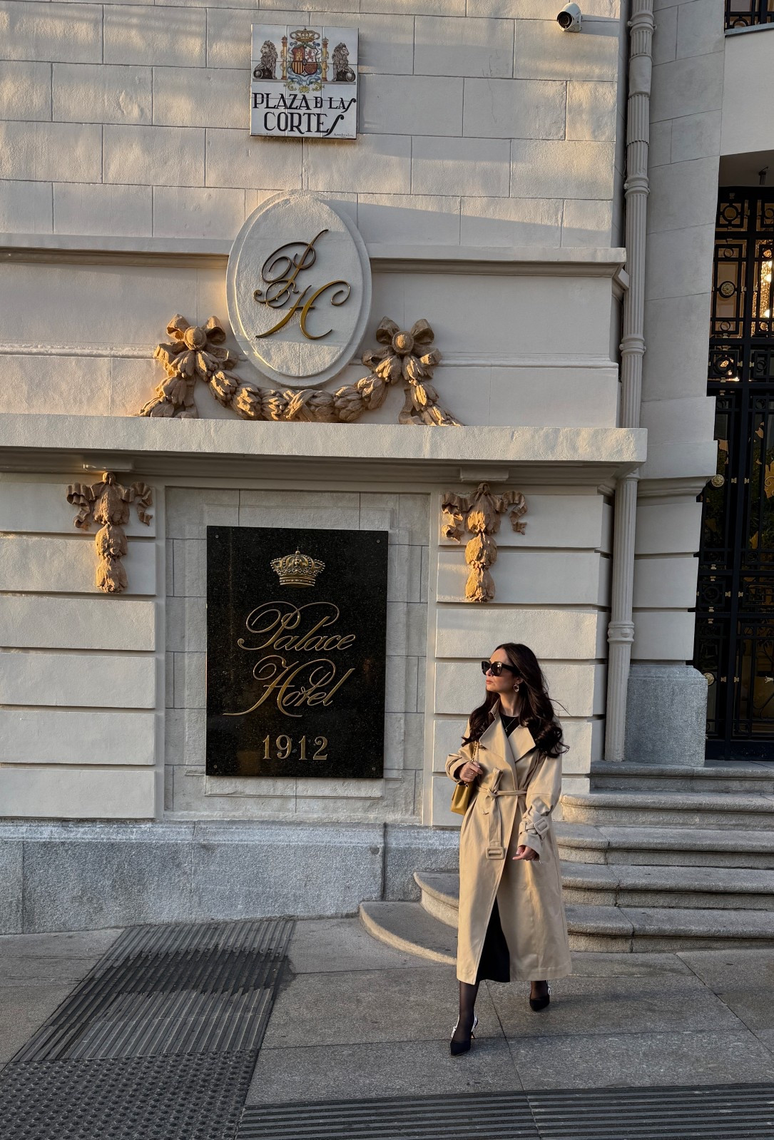 Trench: H&M
Skirt: Babaton
Heels: Dior
Bag: Chanel
Sunglasses: Celine
Earrings: Mango

#LTKfall #LTKtravel