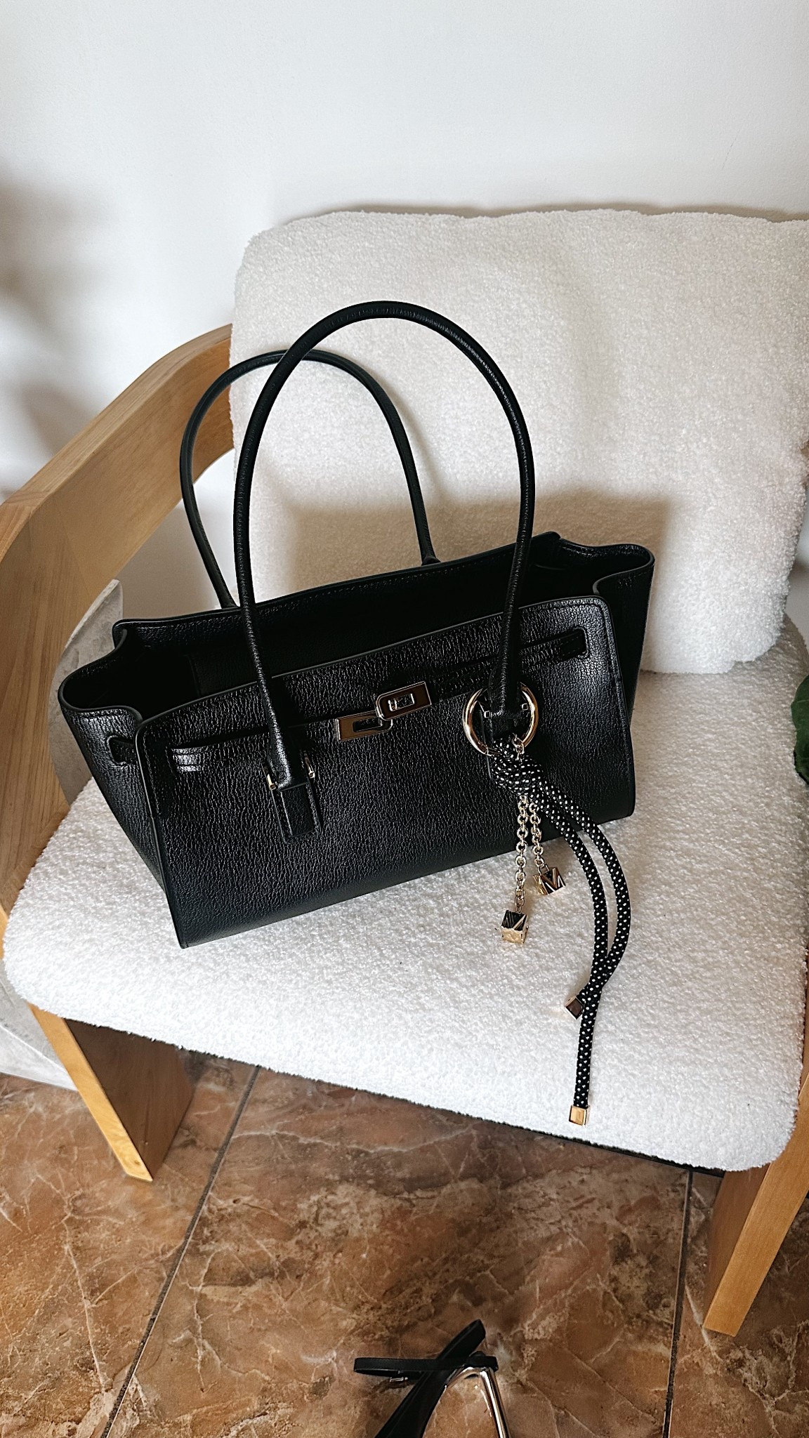 New baglove! Obsessed with how many ways this bag can be worn and how it instantly elevates the entire look. Bonus: the bag comes with a beautiful bag charm.
@michaelkors #michaelkors #mkpartner
