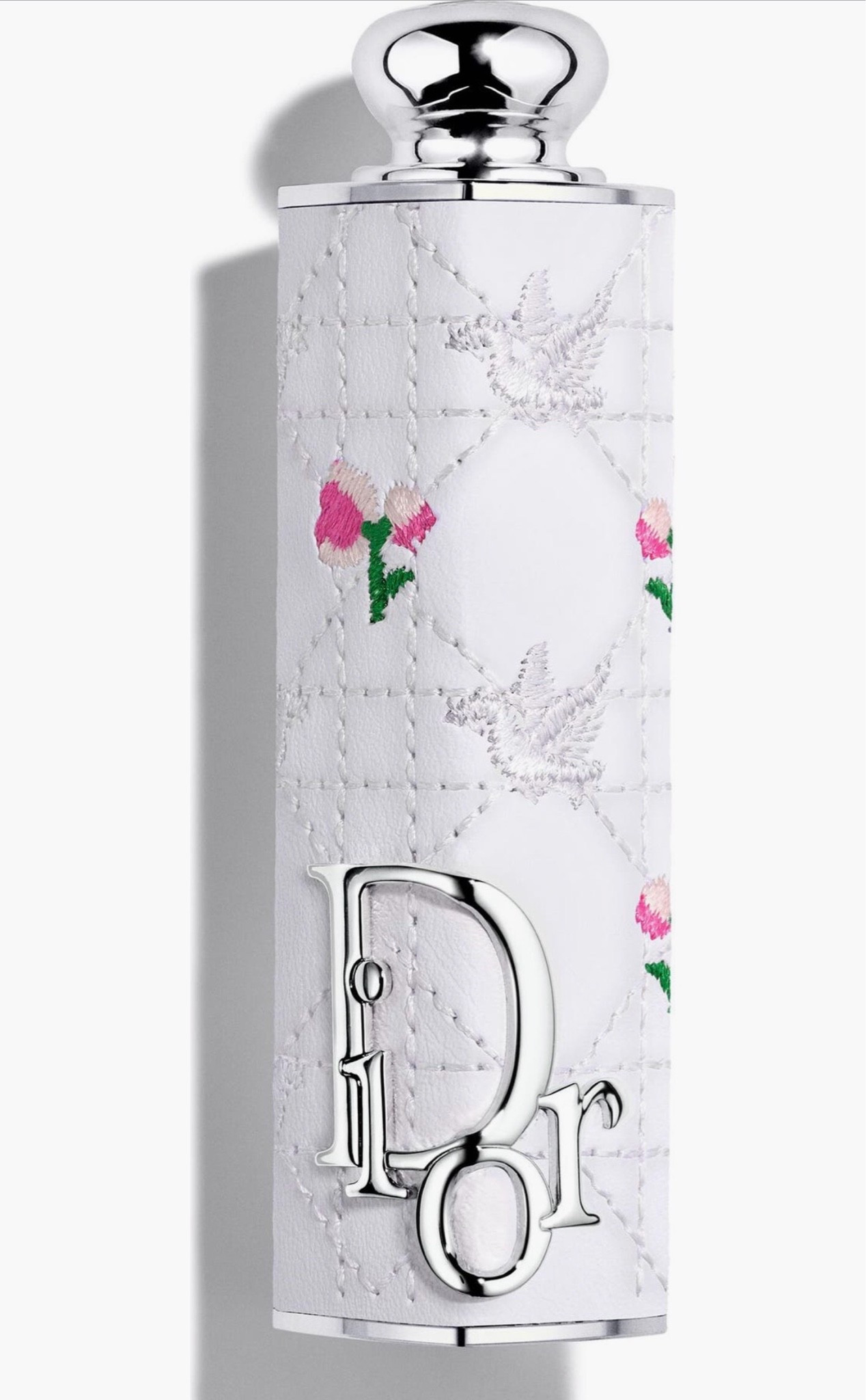 The details are what get me every time. This Dior case feels more like an accessory than a beauty product. 🤍