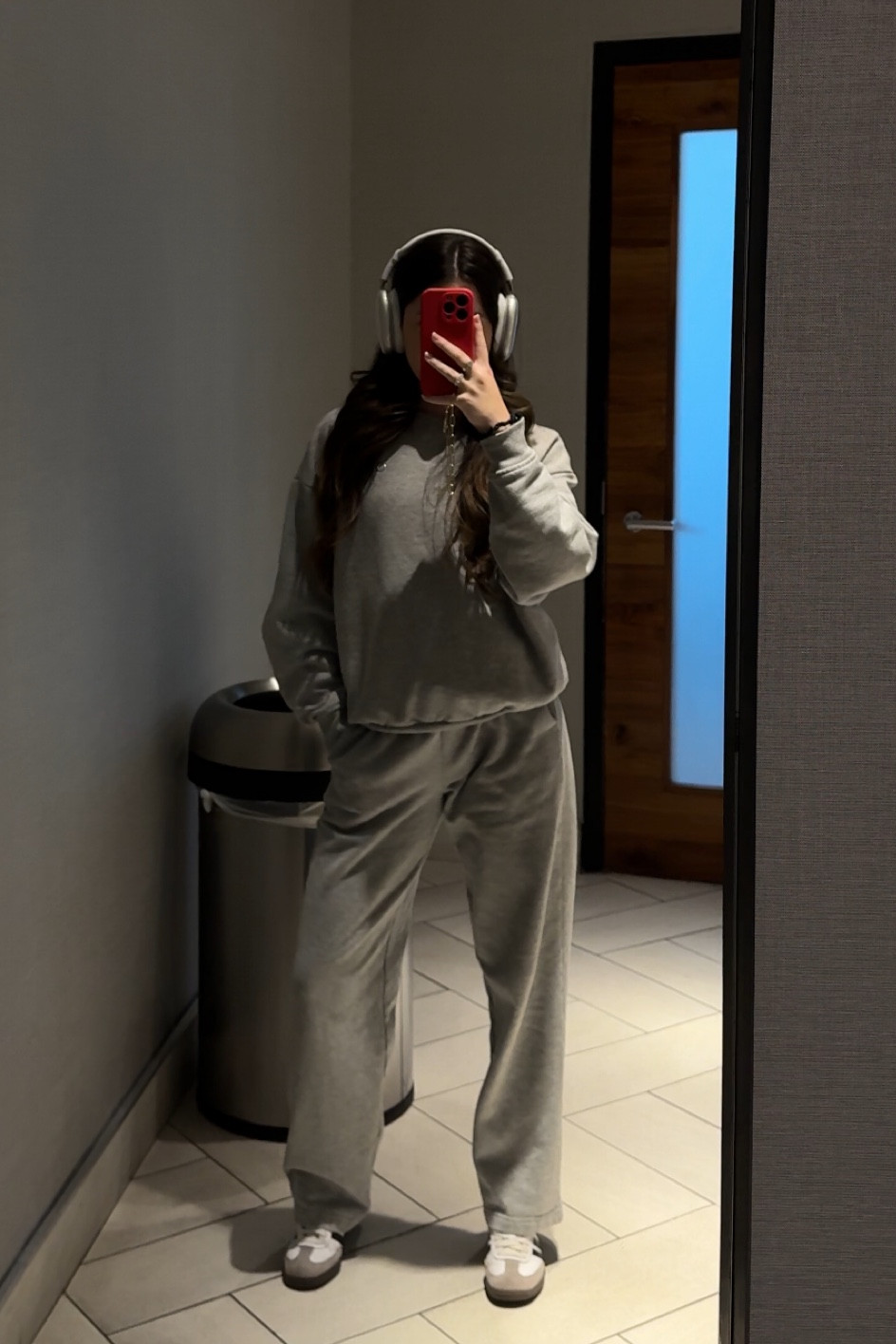 my go to airport outfit, 
i love being comfy for long travel days 