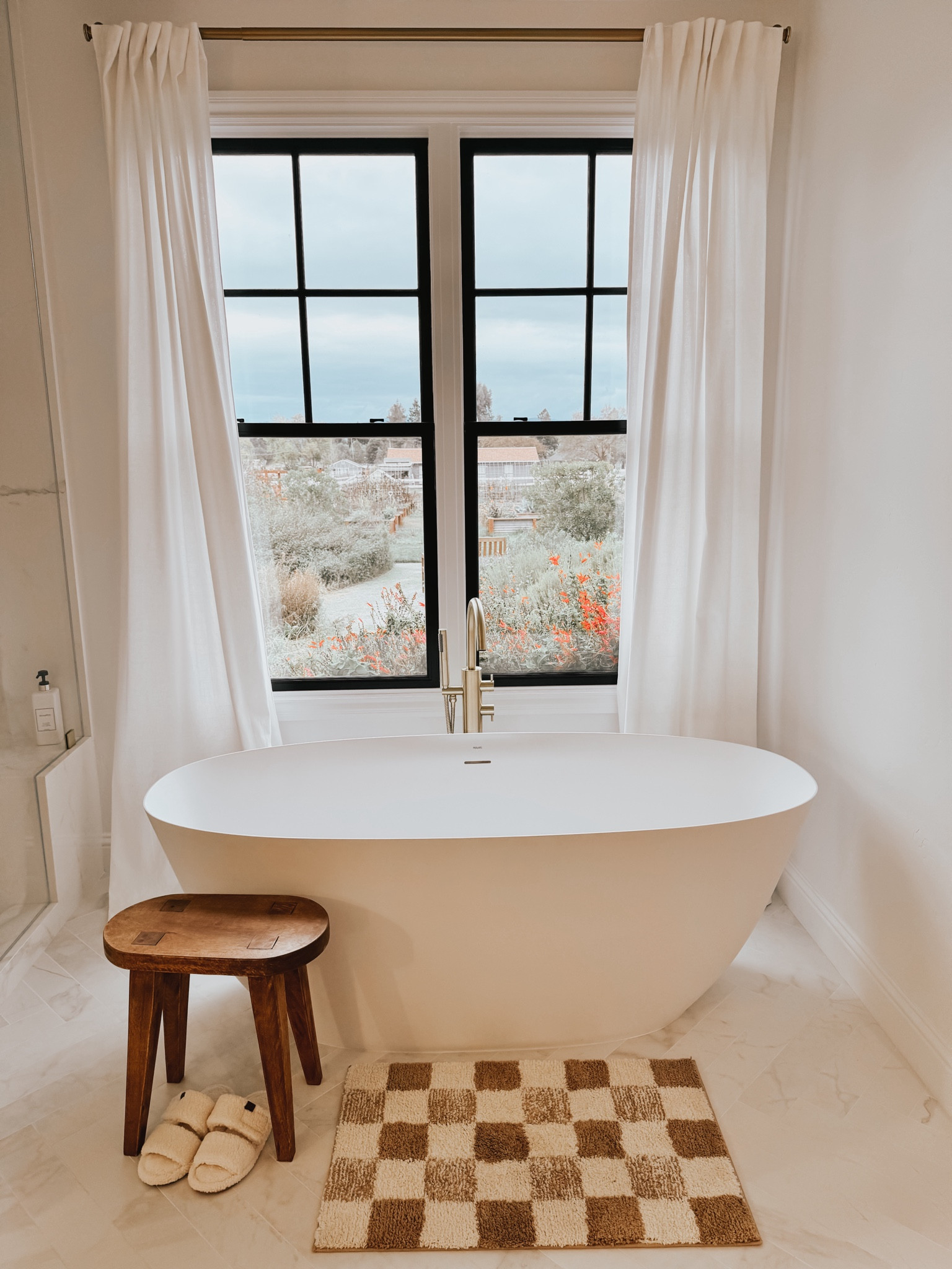 Loving these little details in our master bathroom with a rug and stool and Sherpa slippers ☺️

#LTKhome