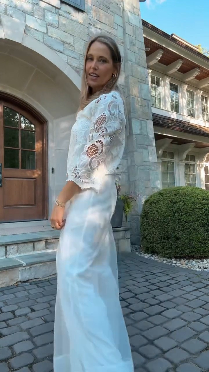 Wearing all white is so elegant but even more so in these gorgeous pants and lace detailed top! 
Wearing size L in the pants. 
s