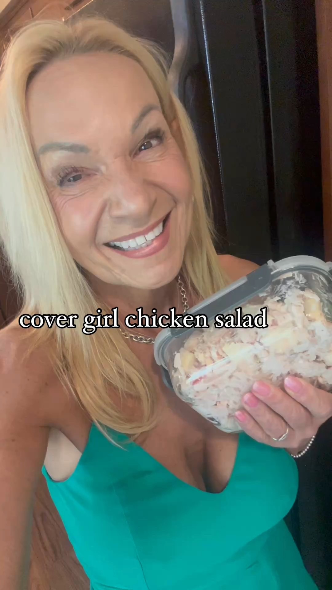 COVER GIRL CHICKEN SALAD- high protein, low calorie, super simple and great to make ahead!

makes 2 servings, each containing 37 grams protein and 250 calories 


12.5 ounce can chicken breast
one large apple; finely chopped
1/4 cup plain 2% Greek yogurt
lemon pepper to taste 

optional finely diced onion or celery, bed of greens for serving 

Drain chicken well, transfer to small bowl, add apple, yogurt and seasonings and stir to combine. Feel free to add diced celery; onion, or anything you like. 

Tastes best if it sits in fridge for an hour for flavors to blend. 


xoxo
Elizabeth 




#LTKActive #LTKFindsUnder50 #LTKHome