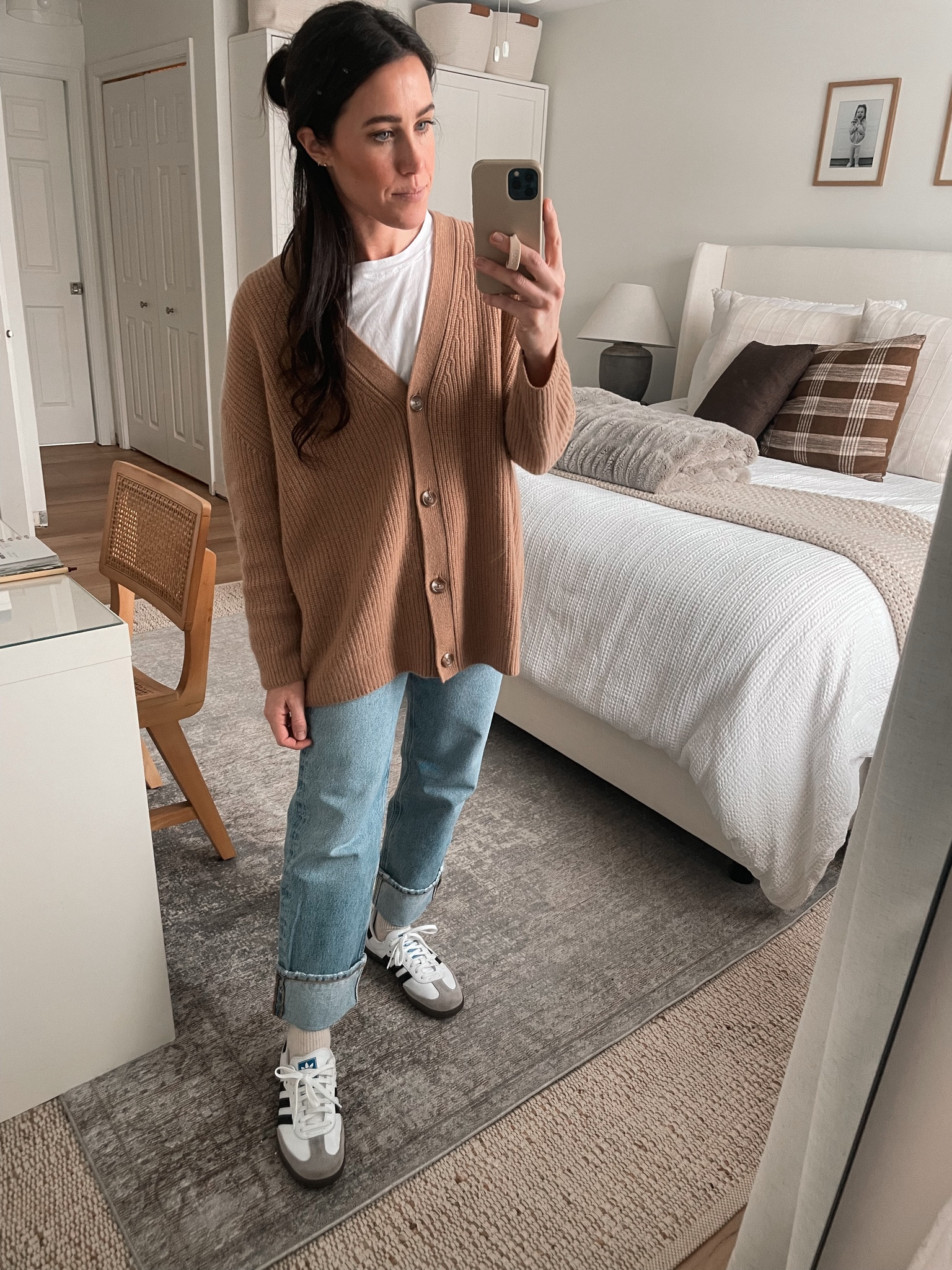 1.24.24
Quince cashmere XS
Agolde Jeans 24
Adidas Samba 8.5 (size down)

#LTKSeasonal #LTKstyletip