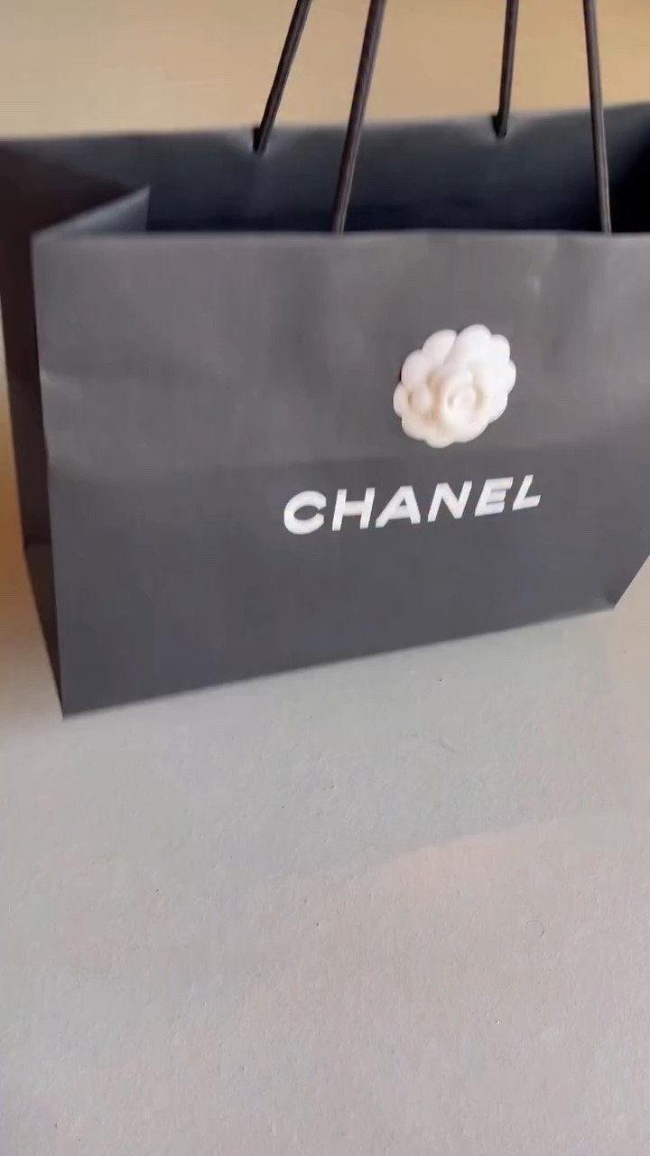 It’s the @chanelofficial medium flap bag of my dreams! & it matches my hair, I love her so much 😭 

#chanelbag #chanelhaul #chanelunboxing #chanel #chaneladdict