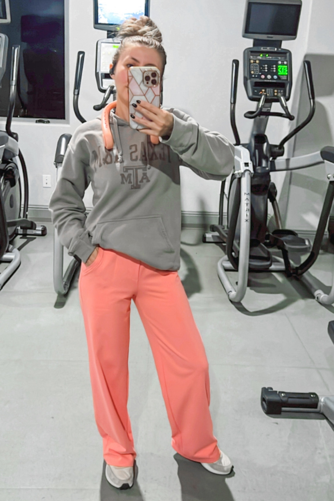 These high waisted wide leg yoga pants are my go-to lately! Pockets in the front and back, and the material is so super soft! 

They have two back pockets so they can also be a good trouser pant for work! Loved them so much I have them in black and khaki too! 



#LTKSeasonal #LTKActive #LTKFitness