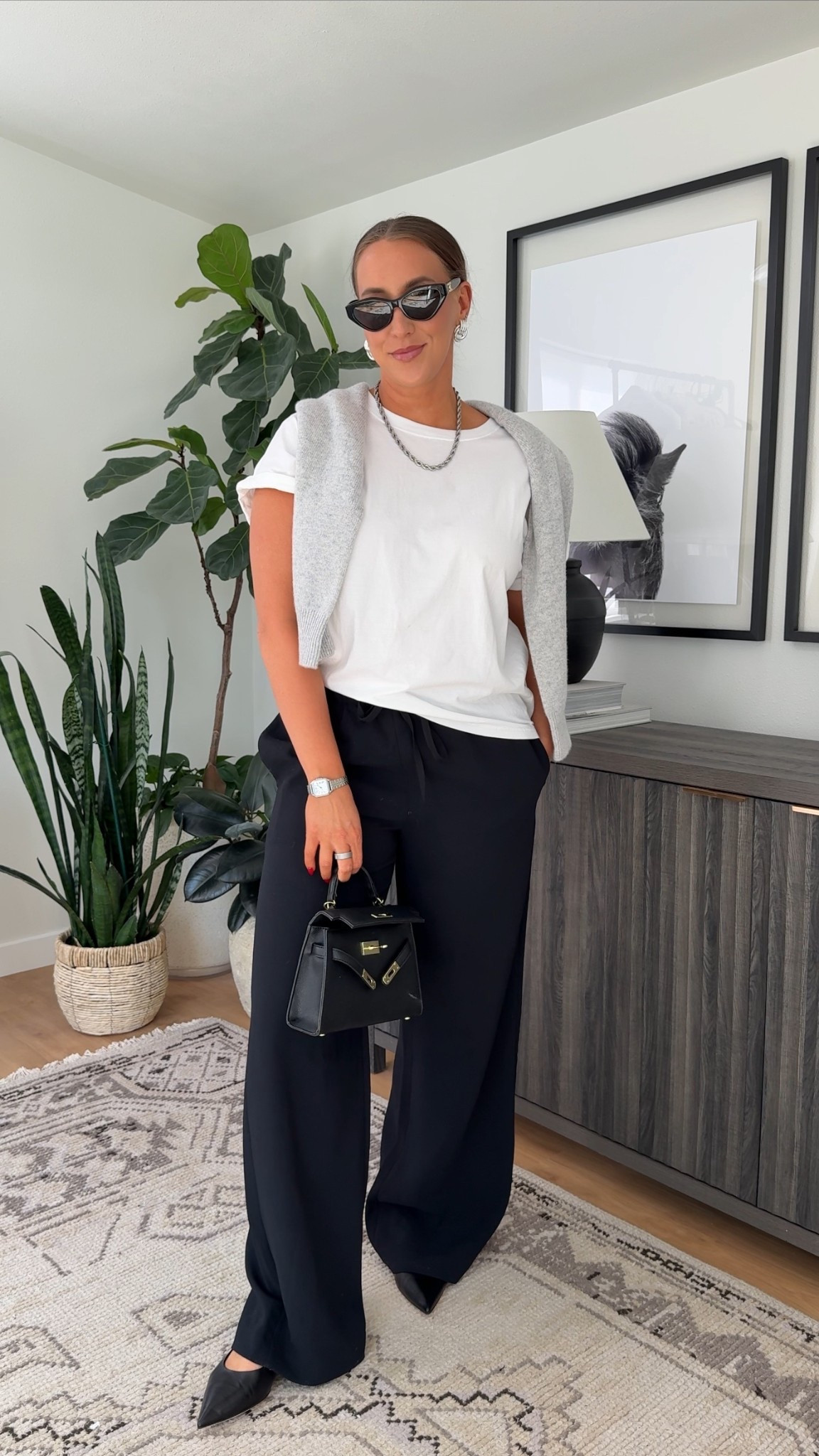 Chic fall outfit of the day 🍂 

T-shirt: L
Cashmere sweater: L
Crepe pants: M tall 


#LTKSeasonal #LTKFindsUnder100 #LTKStyleTip