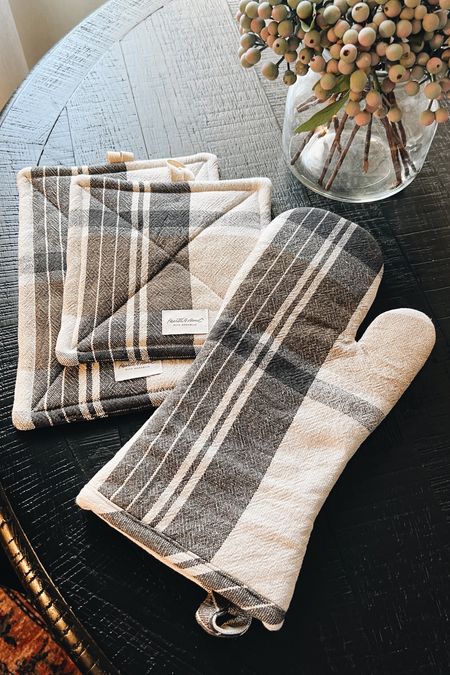 New and cute oven mitts and pot holders!
-
Plaid oven mitt set - Fall kitchen decor - Target Hearth and Hand - affordable kitchen goods - magnolia autumn plaid pot holders and oven mitt

#LTKunder50 #LTKhome