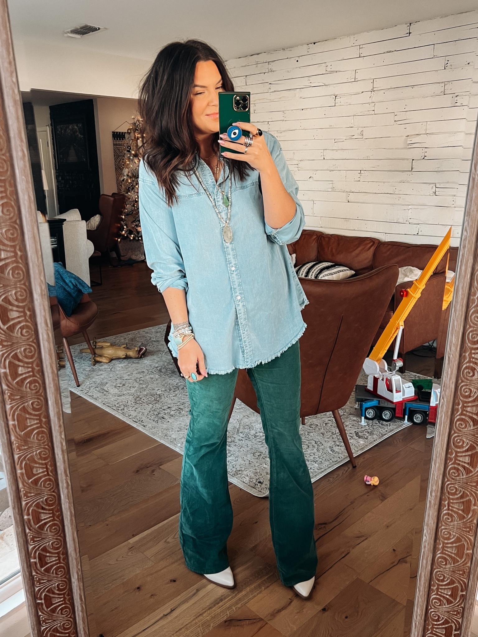 Cute boho flare outfit
Chambray top: XL (BWC20)
Free People Flares: 30 (true to size)
Boots: TTS (BWC20)

#LTKsalealert #LTKstyletip #LTKunder50