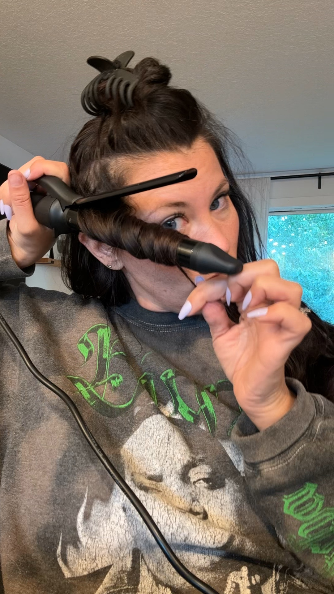 My FAVORITE curling iron ✨🖤