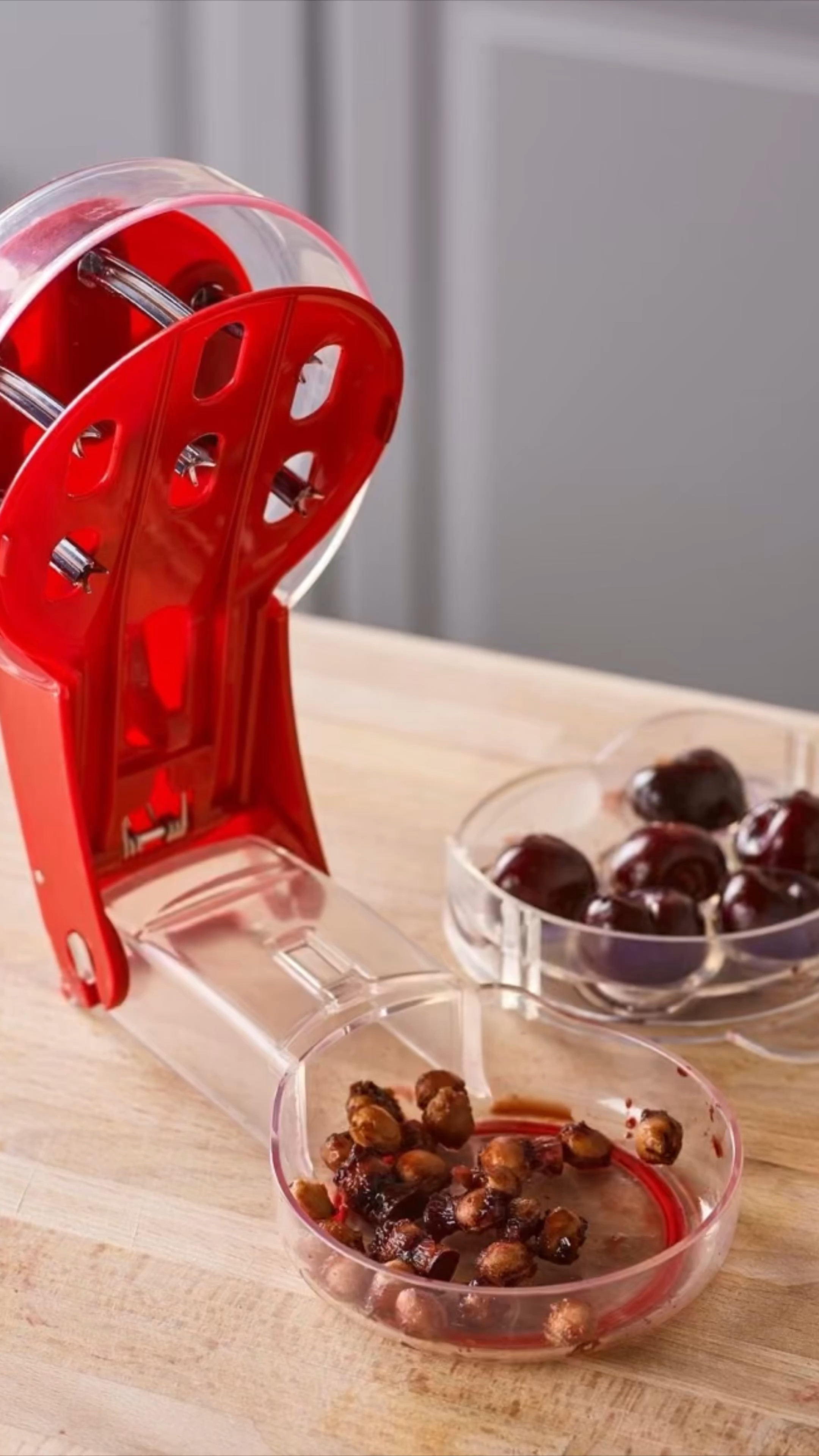 So I love cherries but I hate the process of eating them because of the pits. This cherry pitter is fantastic because you can pit 6 of them at a time! So useful 🍒 