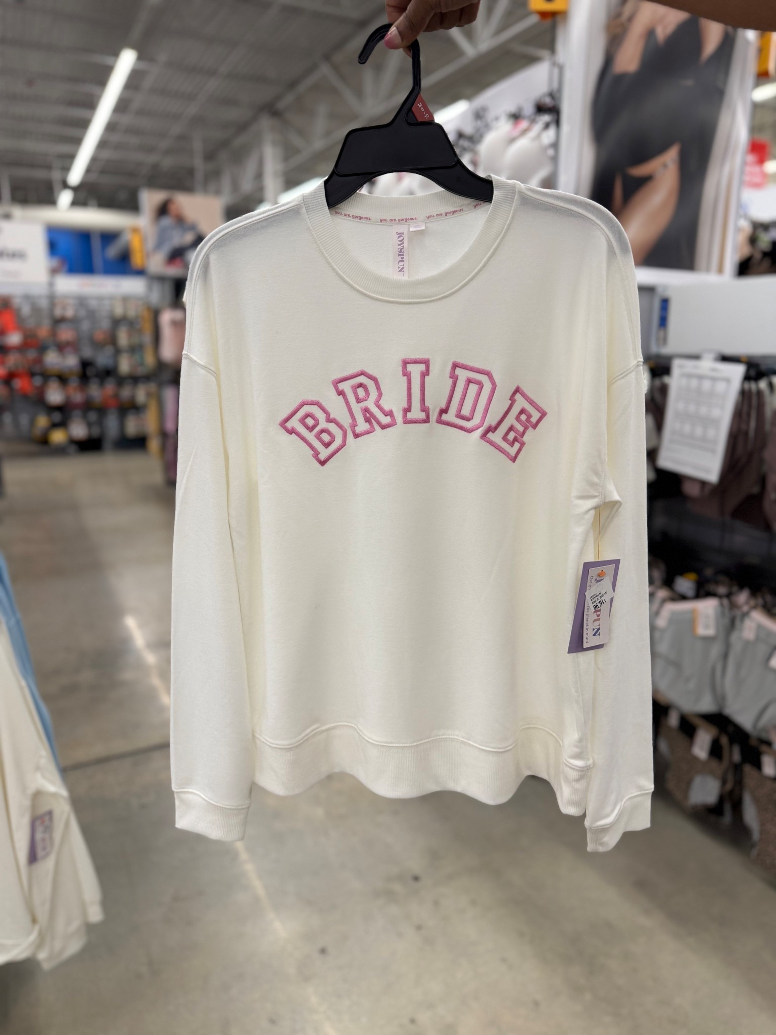How cute is this Joyspun Bride long sleeve I found at Walmart?! 😍 That oversized fit and pink “BRIDE” lettering are giving all the sweet bridal vibes for wedding mornings or honeymoon lounging.  