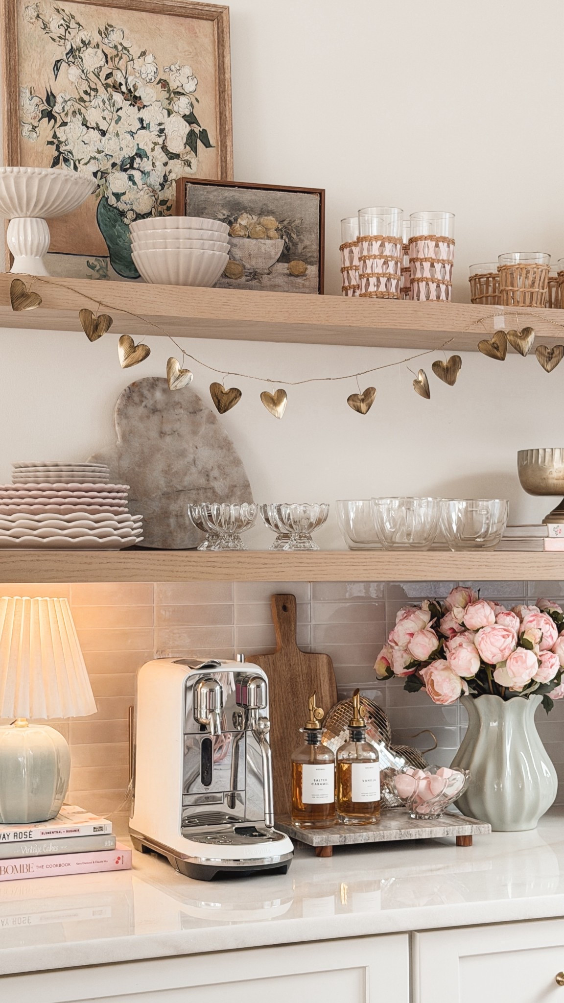 Refreshing my shelves for Valentine’s Day with some finds from @target! Love this new mint vase! 🤩🤌🏻