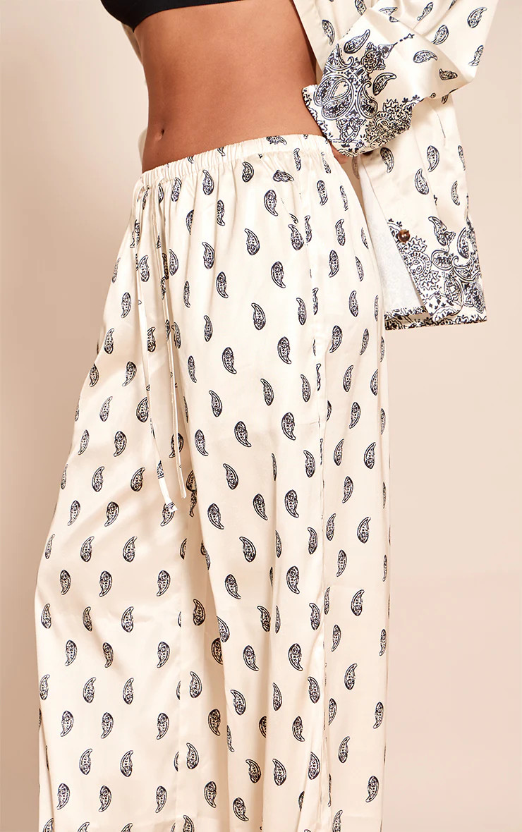 Cream Paisley Print Drawstring Extreme Wide Leg Pant | PrettyLittleThing US