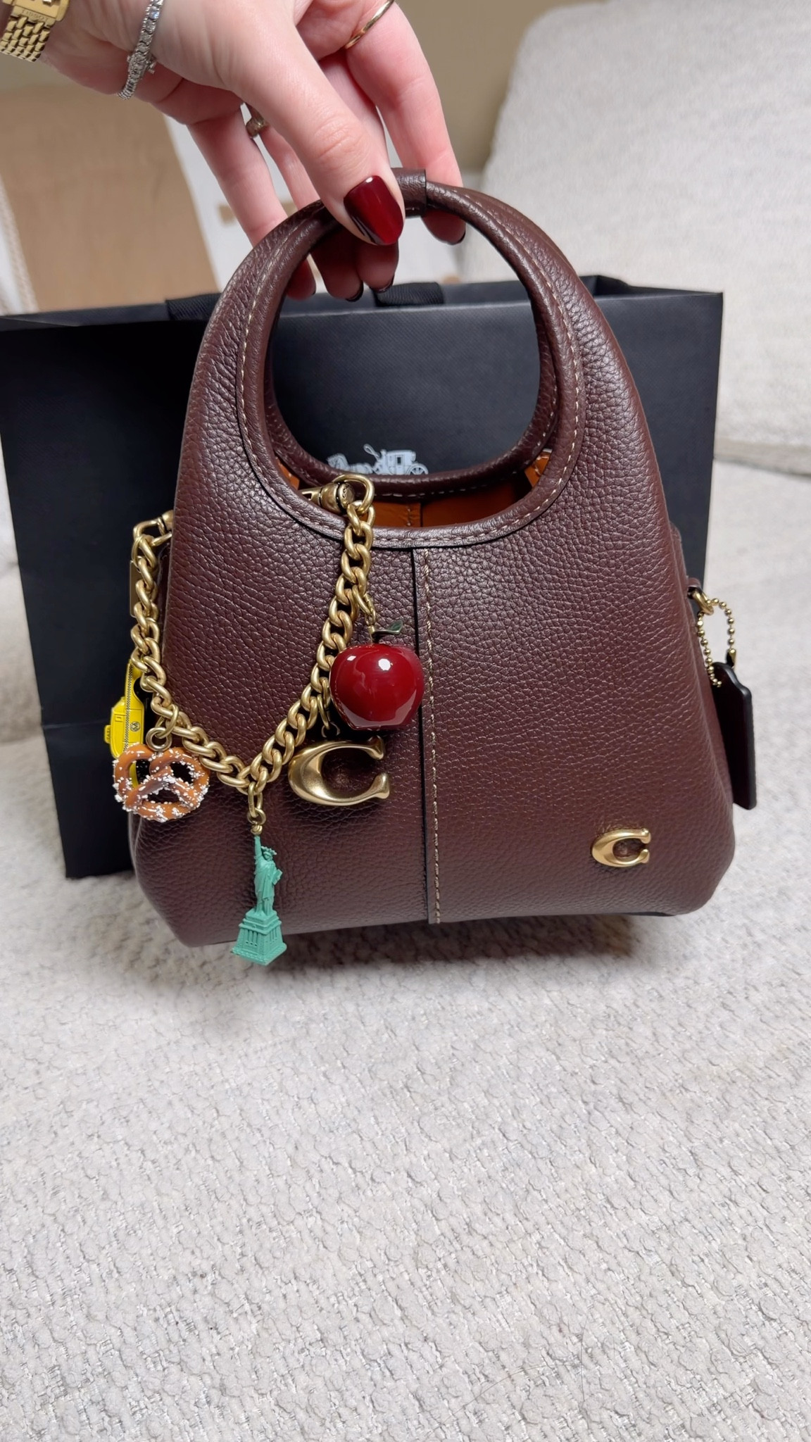 Unboxing my new coach bag 😍 I’m obsessed with it the Lana 19 in maple. It’s he perfect mini hand bag that also converts to a crossbody purse.


#LTKGiftGuide #LTKHoliday