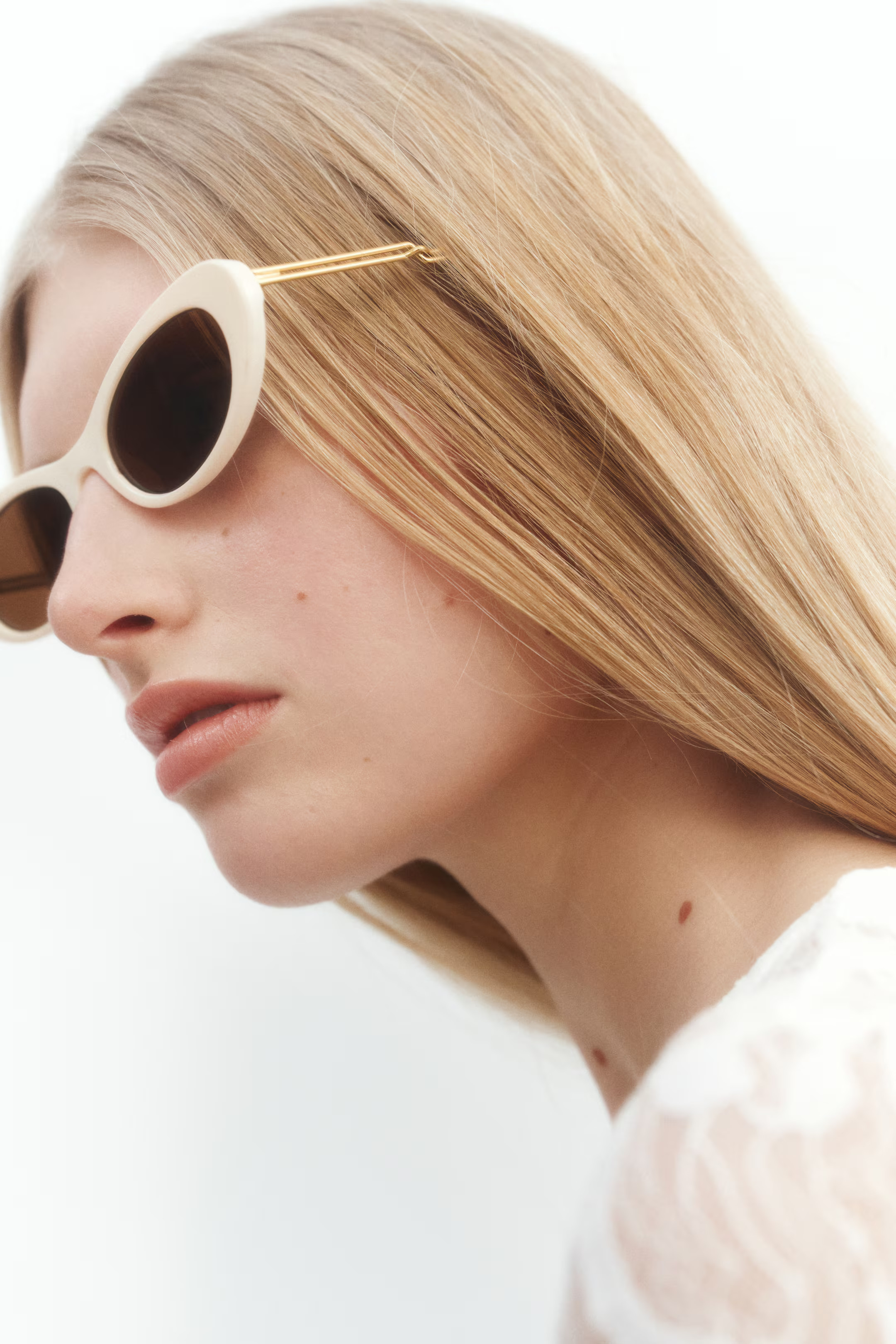 Cat-eye sunglasses | H&M (UK, MY, IN, SG, PH, TW, HK)