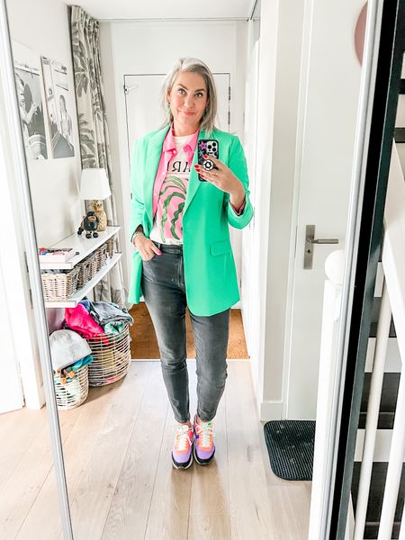 Outfits of the week

Layering up in spring colors because it is still so cold. 

Wearing a printed pink and green Paris t-shirt under a pink button down shirt and a green oversized blazer (local store) paired with washed black skinny mom jeans and bright colored Puma sneakers. 



#LTKeurope #LTKworkwear #LTKcurves