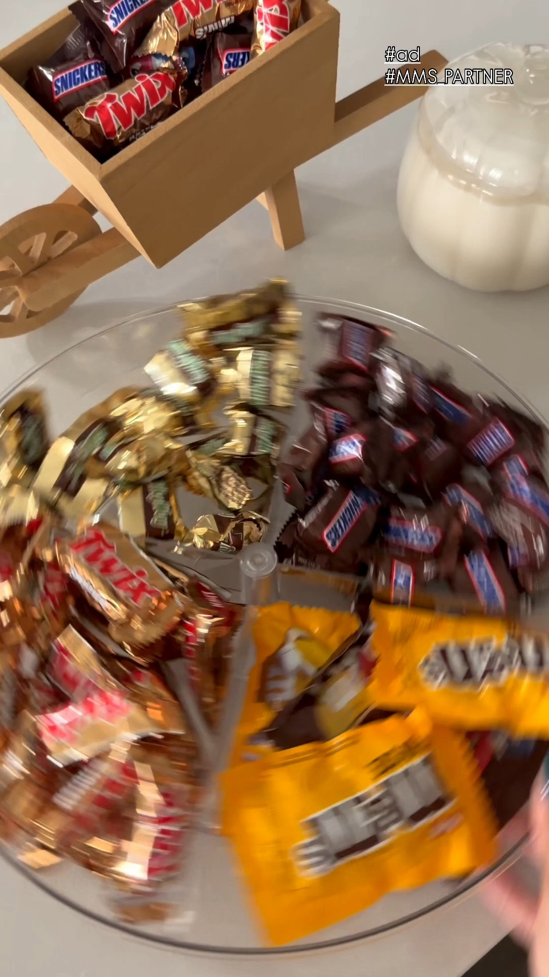 #ad You wanted to be the fun playdate house so you’re doing the most 😆🍫

A big bag of candy + a little snack tray = instant kid entertainment.
Mini M&M’S, MILKY WAY, TWIX & SNICKERS did all the hard work… I’m just
taking the credit. 😉🙌

Playdate snack mom understood the assignment. 🤎

@target #TargetPartner #MMSPartner #targetfinds