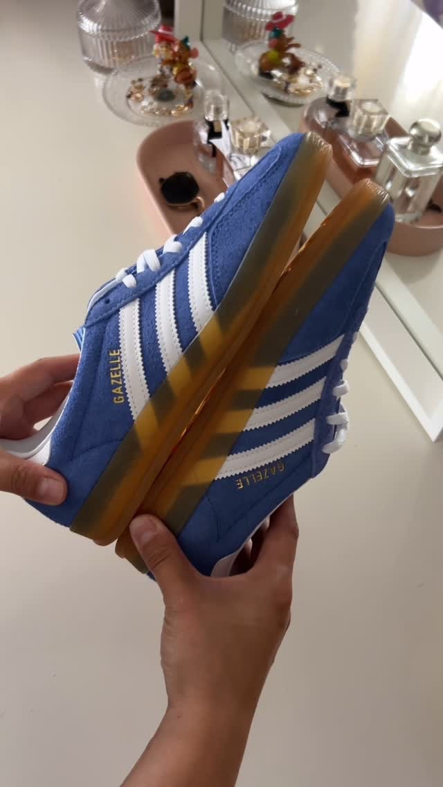 literal perfection, the prettiest color for spring🤩🩵

if you want to twin with me, comment SPRING and I’ll send you the link to grab them ✨

#adidas #gazelle #gazelleindoor #unboxing #springsneakers #bluesneakers #momsneakers #popofcolor #springmusthave #sneakeroftheday #sneakers