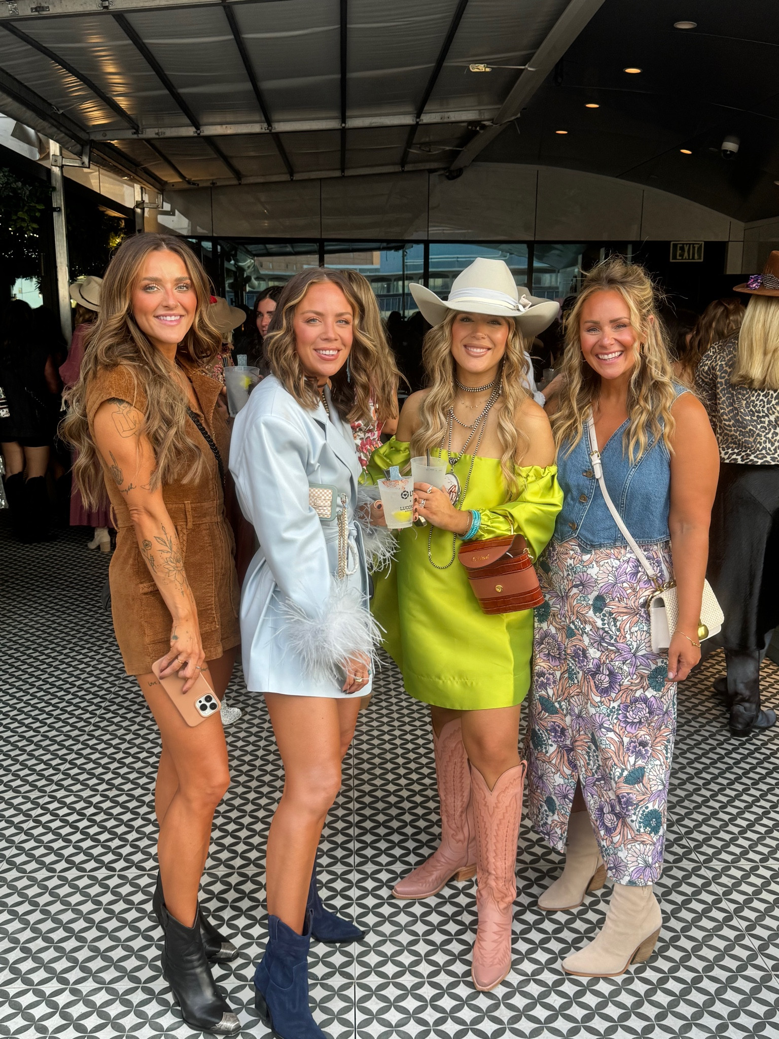Country chic at its finest 🤠 ✨
My denim vest is from Madewell and the skirt is 