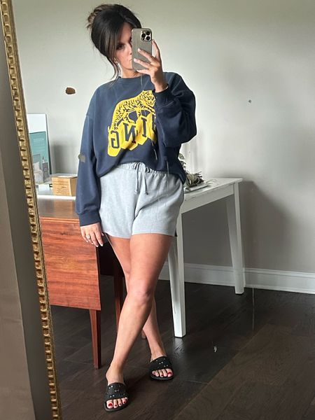 The best shorts for summer! I love the high waist and drawstring and they have pockets! 

I’m wearing sizes: 
Sweatshirt: L
Shorts: L
Sandals: 42



#LTKSeasonal #LTKStyleTip #LTKActive