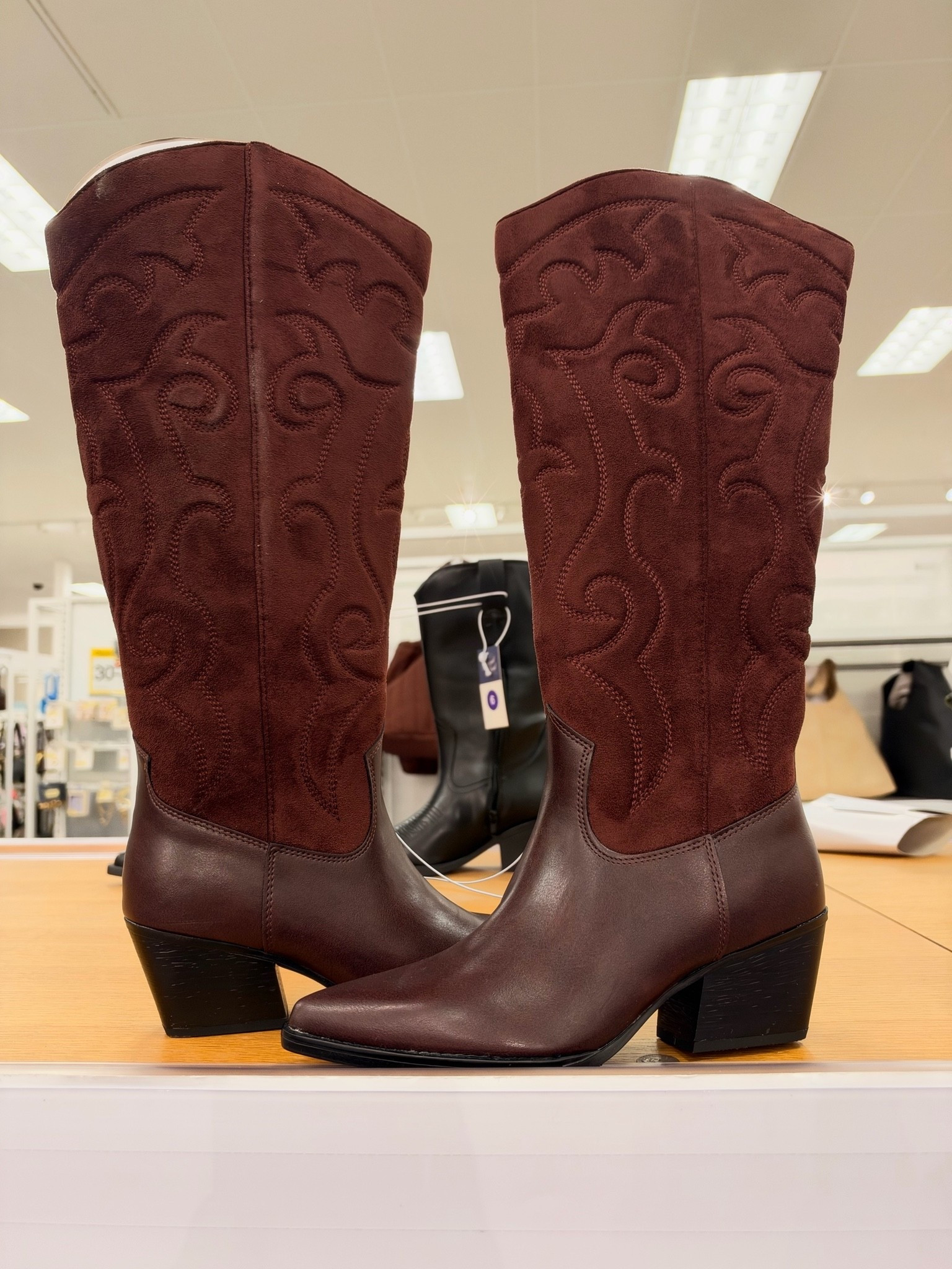 Gorgeous burgundy cowboy boots with a velvet touch! 





Burgundy boots 
Wine red boots 
Fall fashion 
Fall shoes 
Fall trends 
Fall outfit 
Target style 
Target finds

#LTKSeasonal #LTKootd