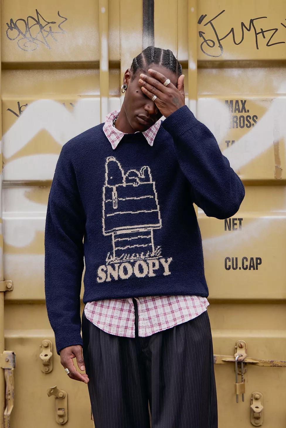Pull en maille UO Snoopy bleu marine | Urban Outfitters FR
