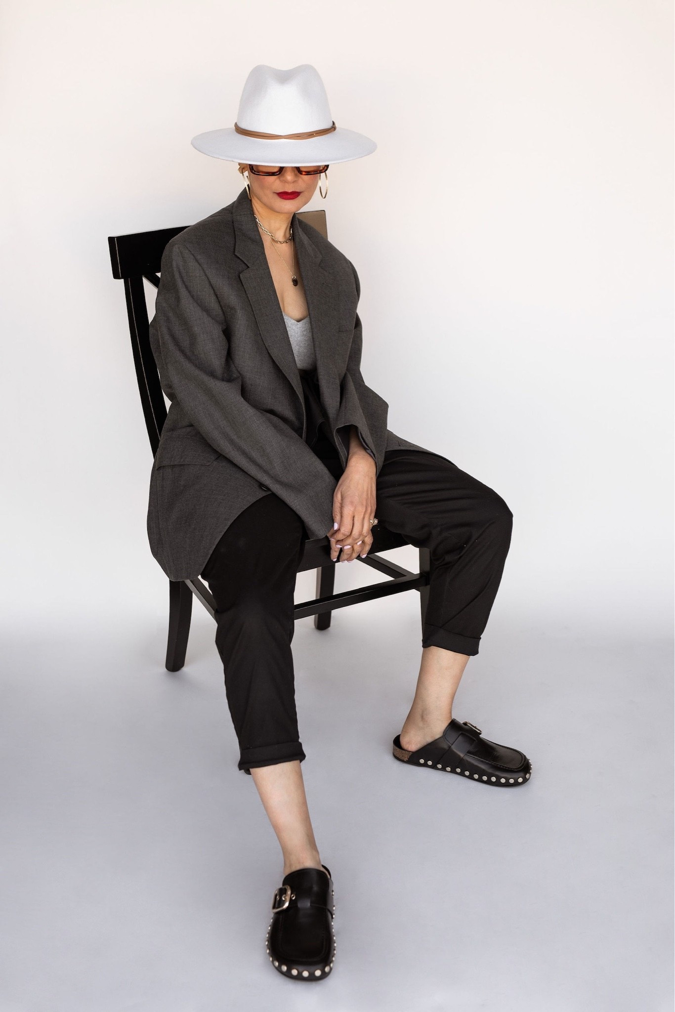 Tailoring, but make it effortless. An oversized blazer, relaxed trousers, statement clogs, and a wide-brim hat—the perfect mix of polished and cool. 🖤