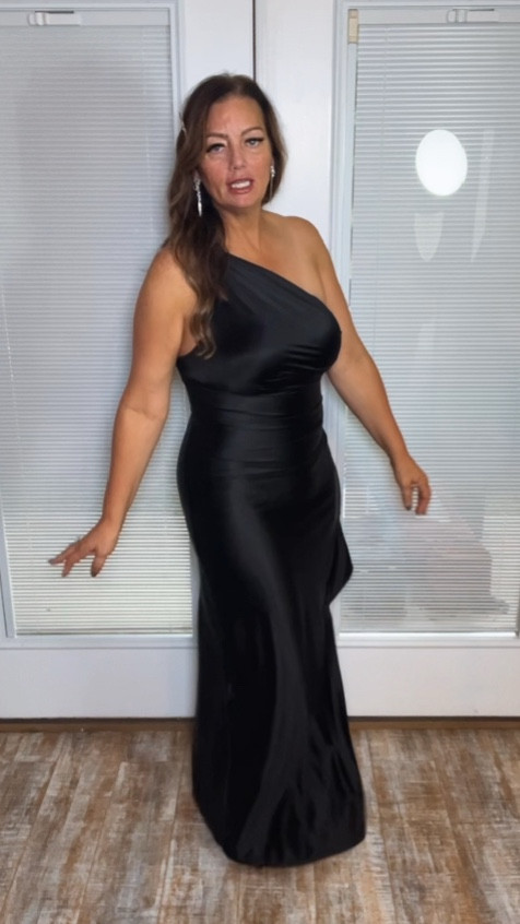 Evening gown that is incredibly flattering!  Holiday parties, wedding guest, etc. 

#eveninggown #weddingguestdtess #elegantcocktaildress #formaldtesses 

#LTKHoliday #LTKWedding #LTKCyberWeek