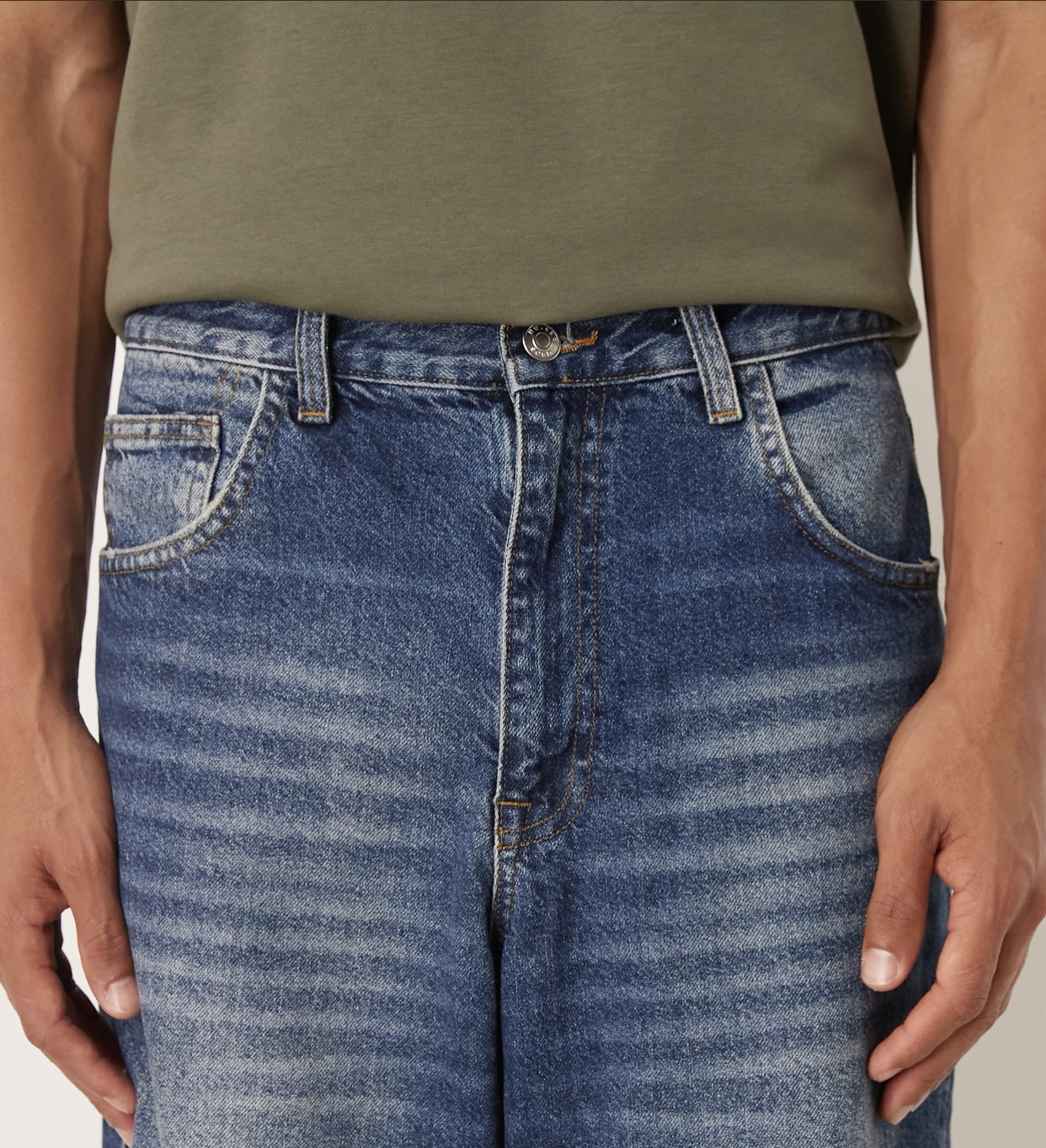 Men’s jeans ASOS DESIGN loose straight jeans in vintage dark wash blue


#LTKjeans #LTKmens #LTKuk