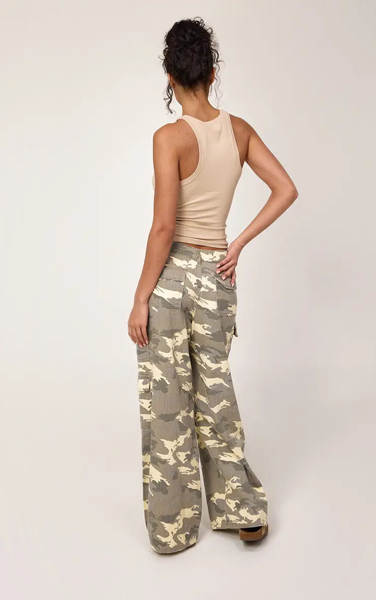 Khaki Gewassen Camo Cargo Pocket Wijde Pijpen Jeans | PLT NL | Prettylittlething Netherlands