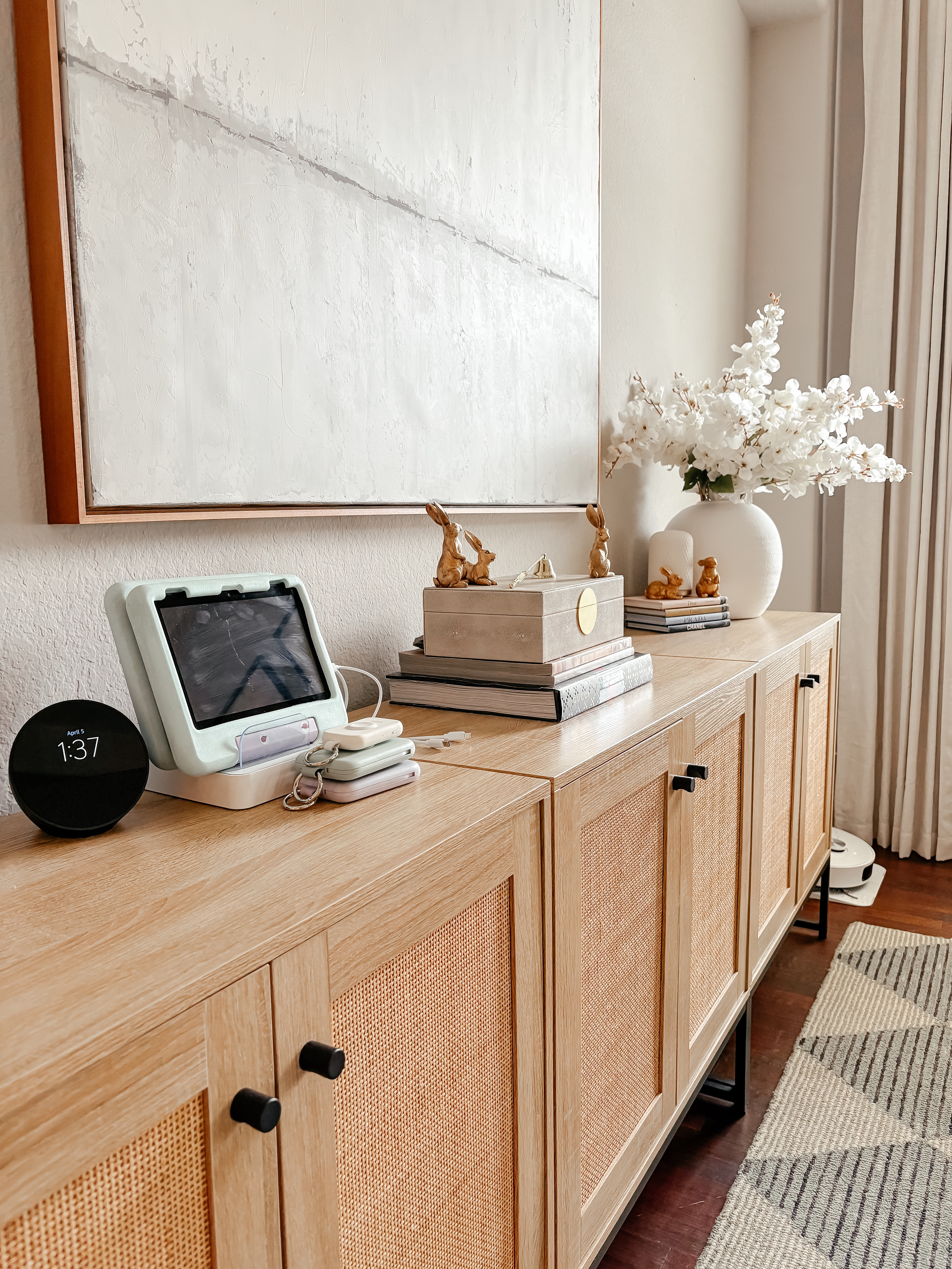 I’m so obsessed with this little corner of our front entry way yall! All the neutral vibes 😍

Home accents, home decor, entry way, living room decor, Easter decor, neutral decor

#LTKFindsUnder100 #LTKU #LTKHome