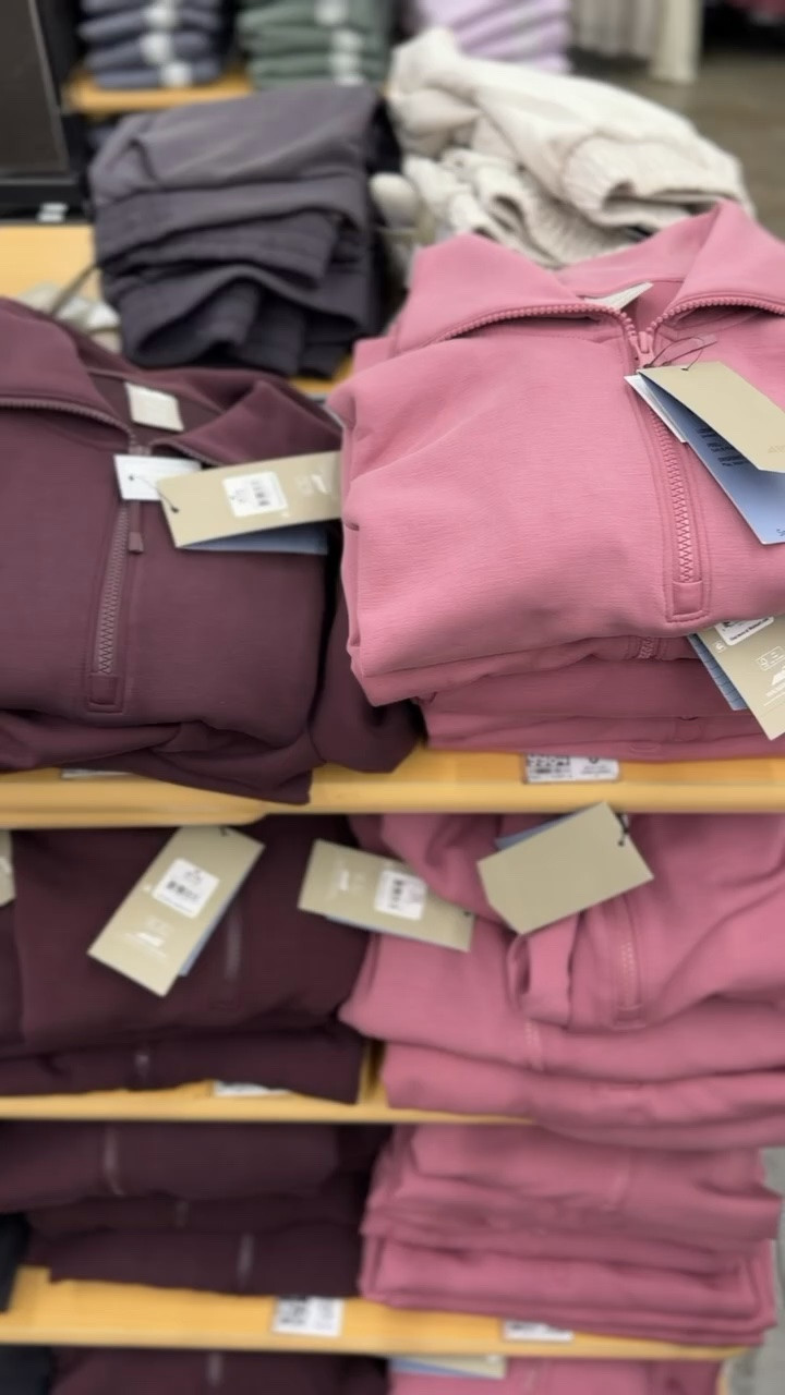 THIS SET!!! 😍🤎 Walmart is seriously KILLING IT with these elevated basics! The rich maroon color is PERFECT for fall, and the half-zip & matching joggers make it so easy to throw on and look put together! 👏🏻

@Walmart 

#walmartfashion