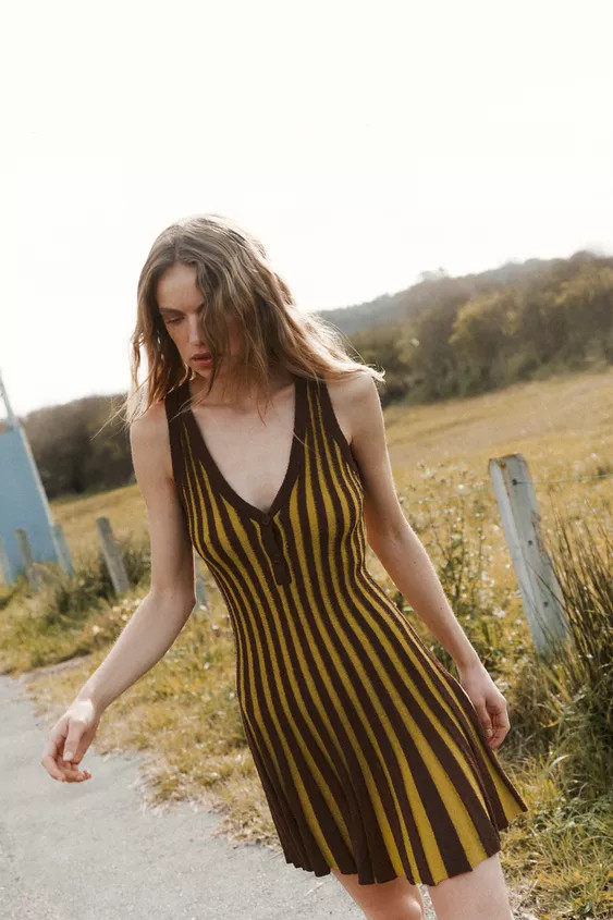 Short knit dress. V-neck and sleeveless. Front button closure. | Zara US