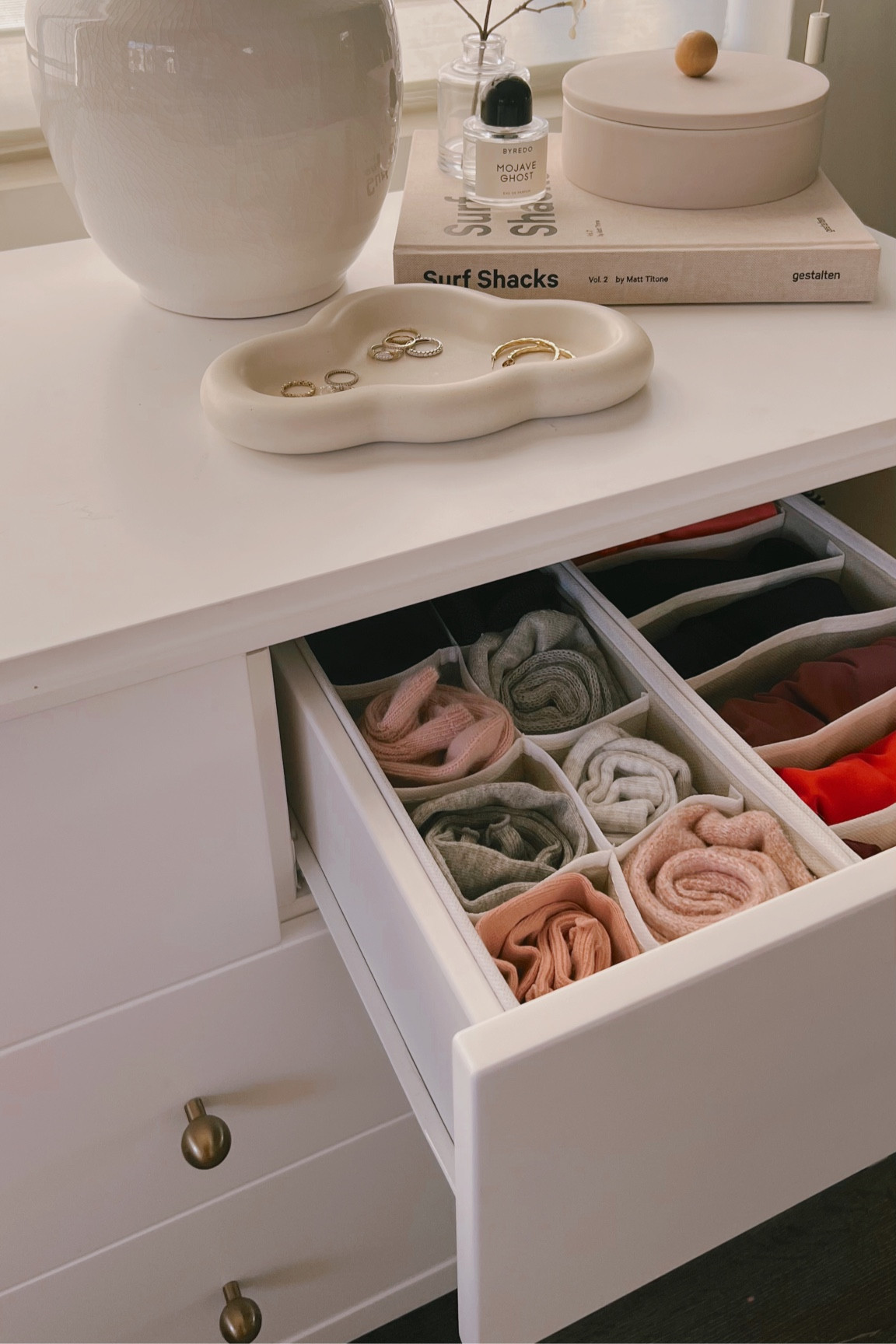 Amazon drawer organizers / amazon home finds / cloud jewelry tray 


clothes organization | amazon must haves | bedroom organization | organization tips | amazon finds | amazon home finds | organizing hacks | spring cleaning | declutter | clutter free | home organization 

#LTKunder50 #LTKFind #LTKhome