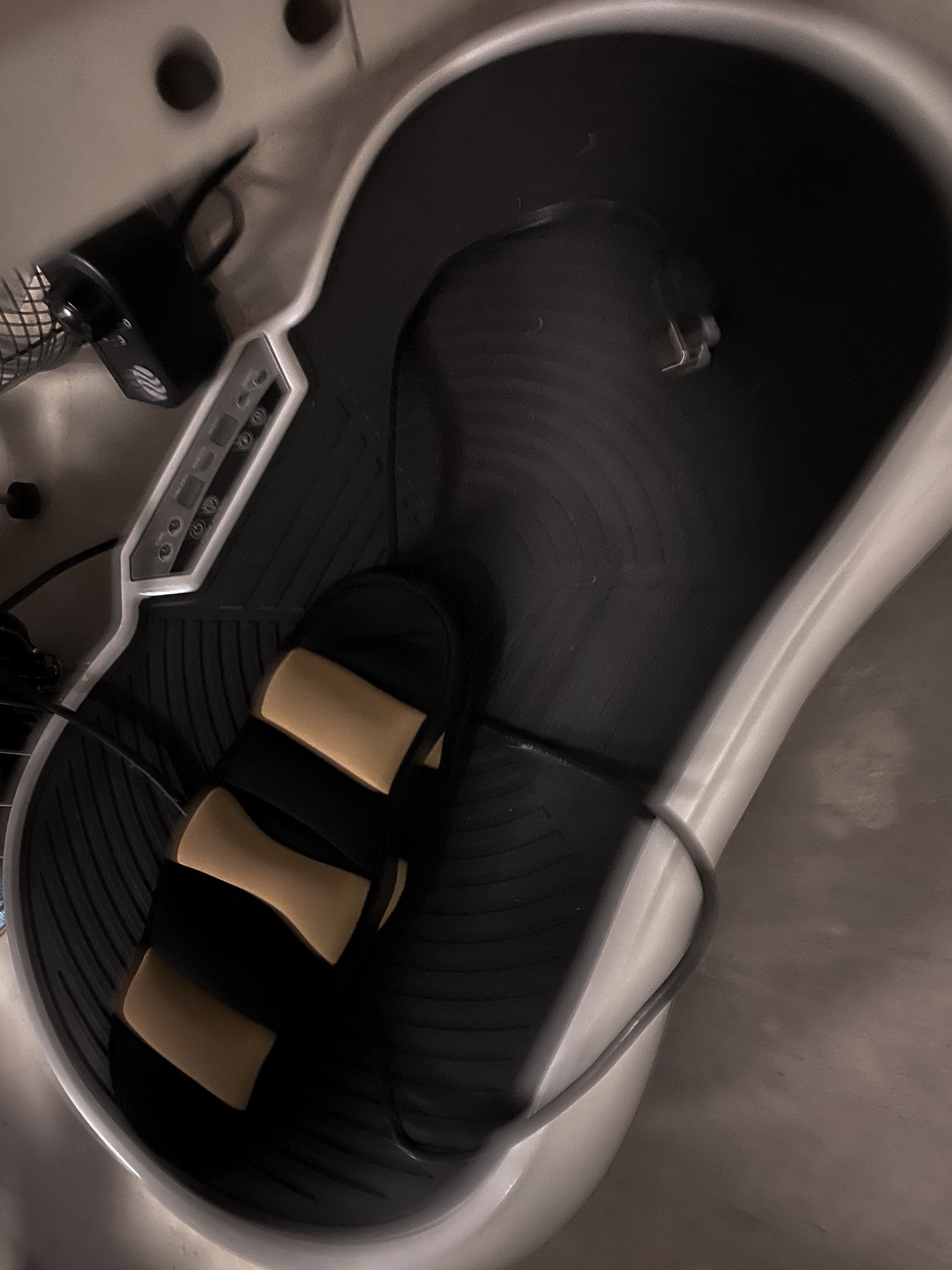 💰 LTK FIND 💰

One of my favorite wellness tools right now: a vibration plate for lymphatic drainage.

Just a few minutes a day helps stimulate circulation, support the lymphatic system, and reduce that heavy, puffy feeling.

I love using it after workouts or first thing in the morning to get things moving.

Linked in my LTK if you want to try it. ✨

#LTKfitness  
#LTKwellness  
#lymphaticdrainage  
#wellnesstools  
#GlitterU