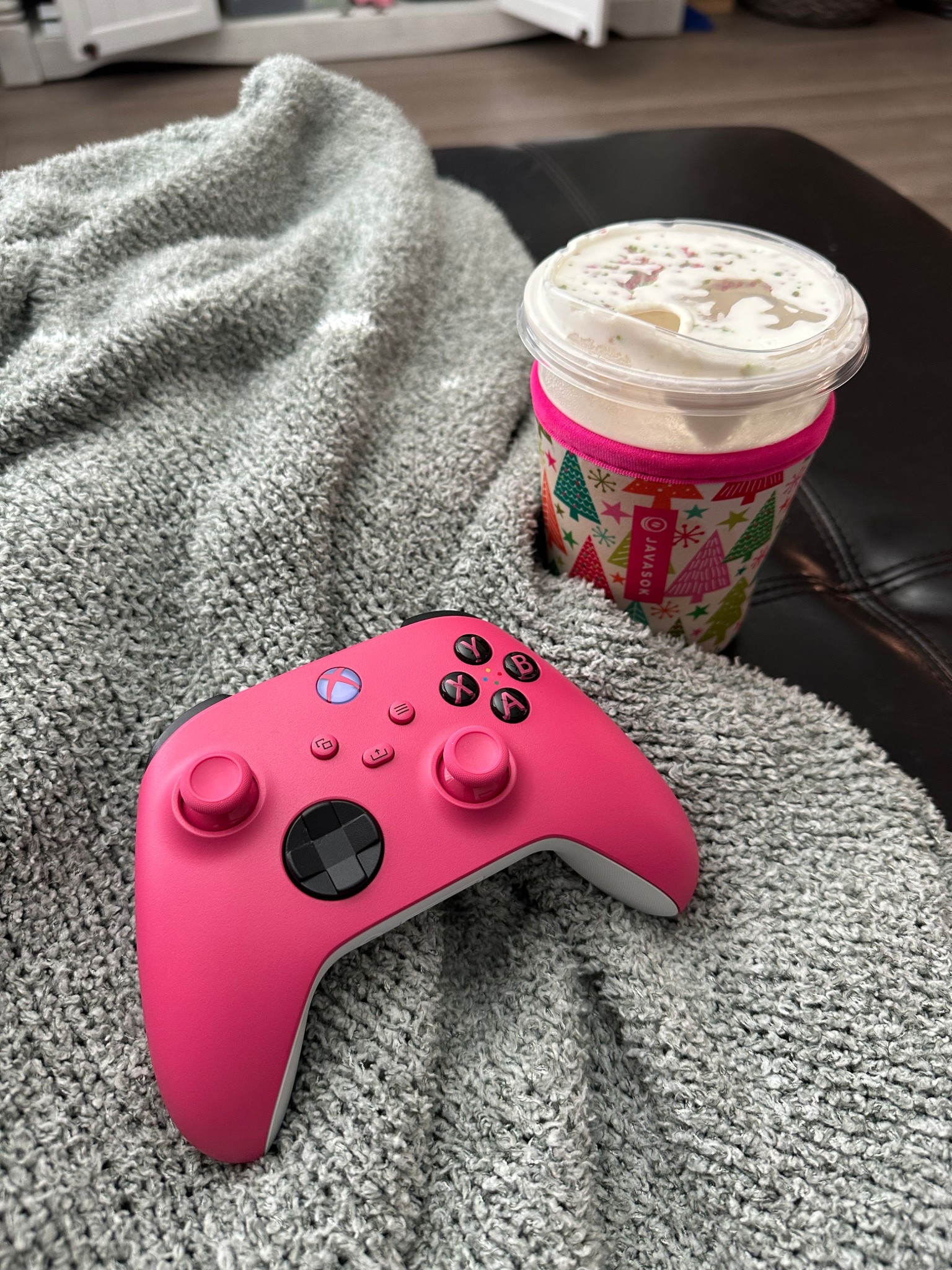 Thursday mid day break - Xbox and finishing my morning iced Starbucks coffee. Playing Xbox with my boys is an adventure in itself. A family that plays Minecraft together is sure to have a good time! Of course mommy has the pink Xbox controller! 

Javasok keeps my Iced drink cold for hours 🙌🏻

#LTKHoliday #LTKGiftGuide #LTKFamily