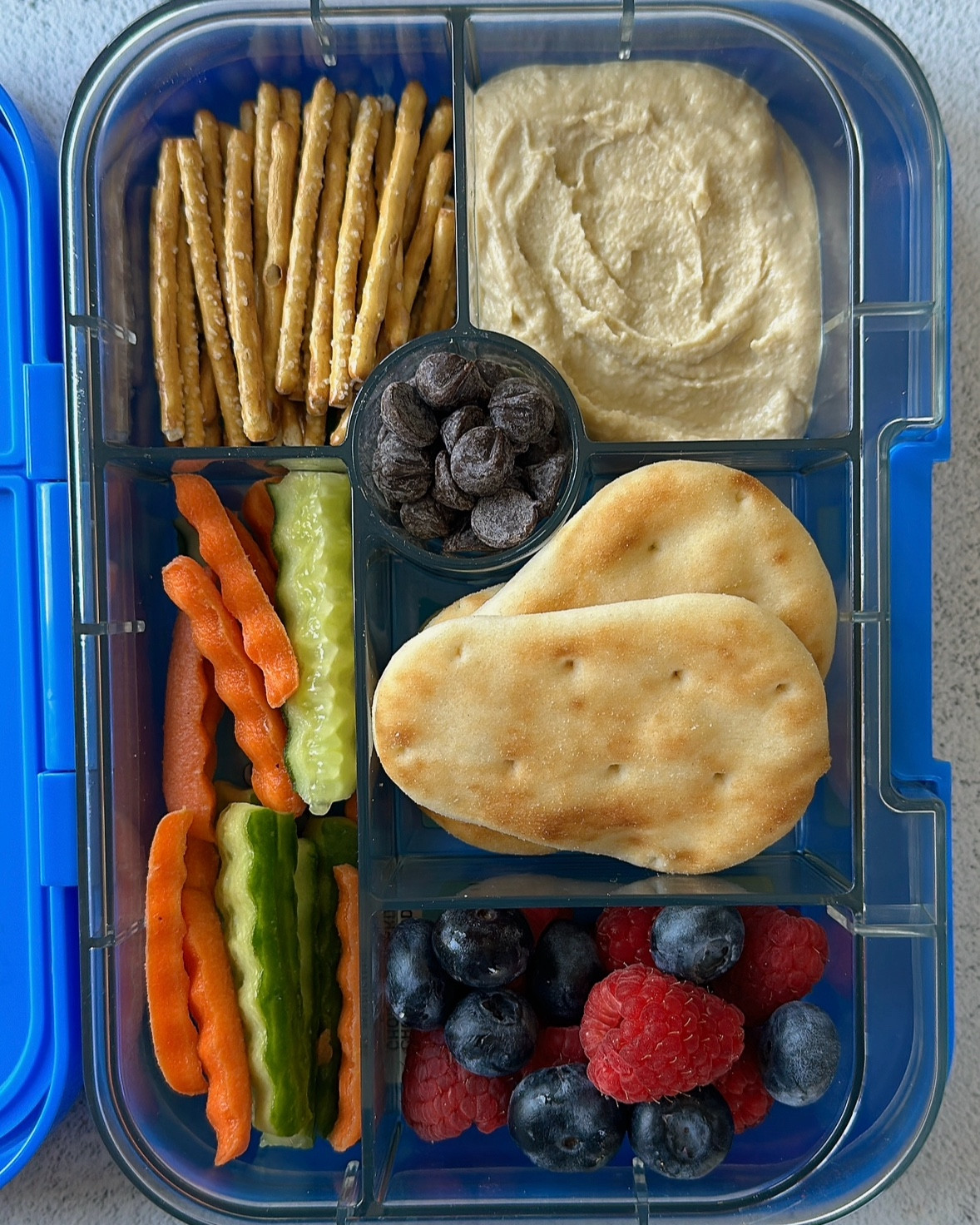 Hummus Snack Box! Pair these little mini naan dippers with some hummus, pretzels, veggies and fruits for a filling snacky lunch!

#toddlerlunch #lunchboxideas