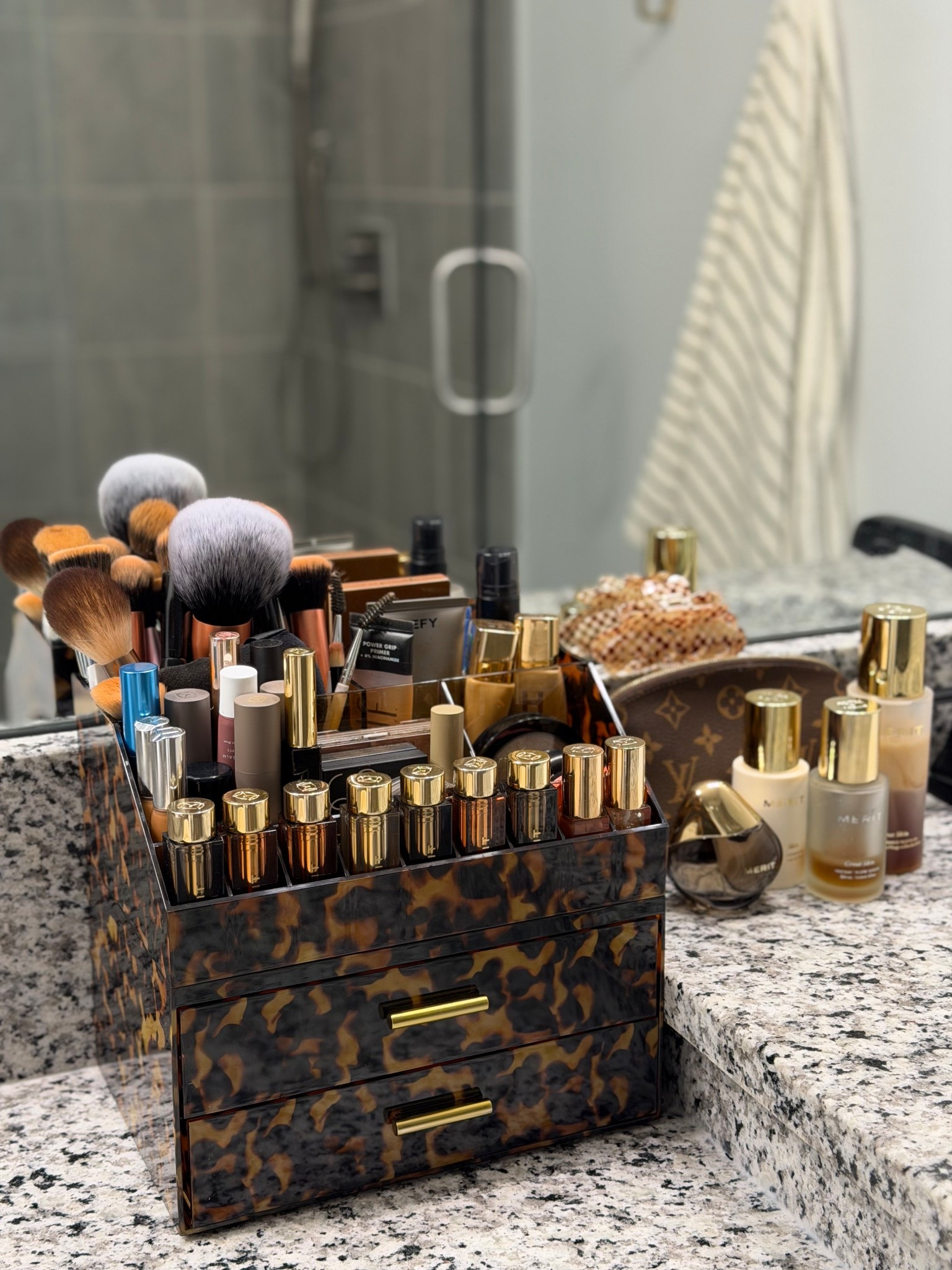 Tortoise makeup organizer
Merit beauty