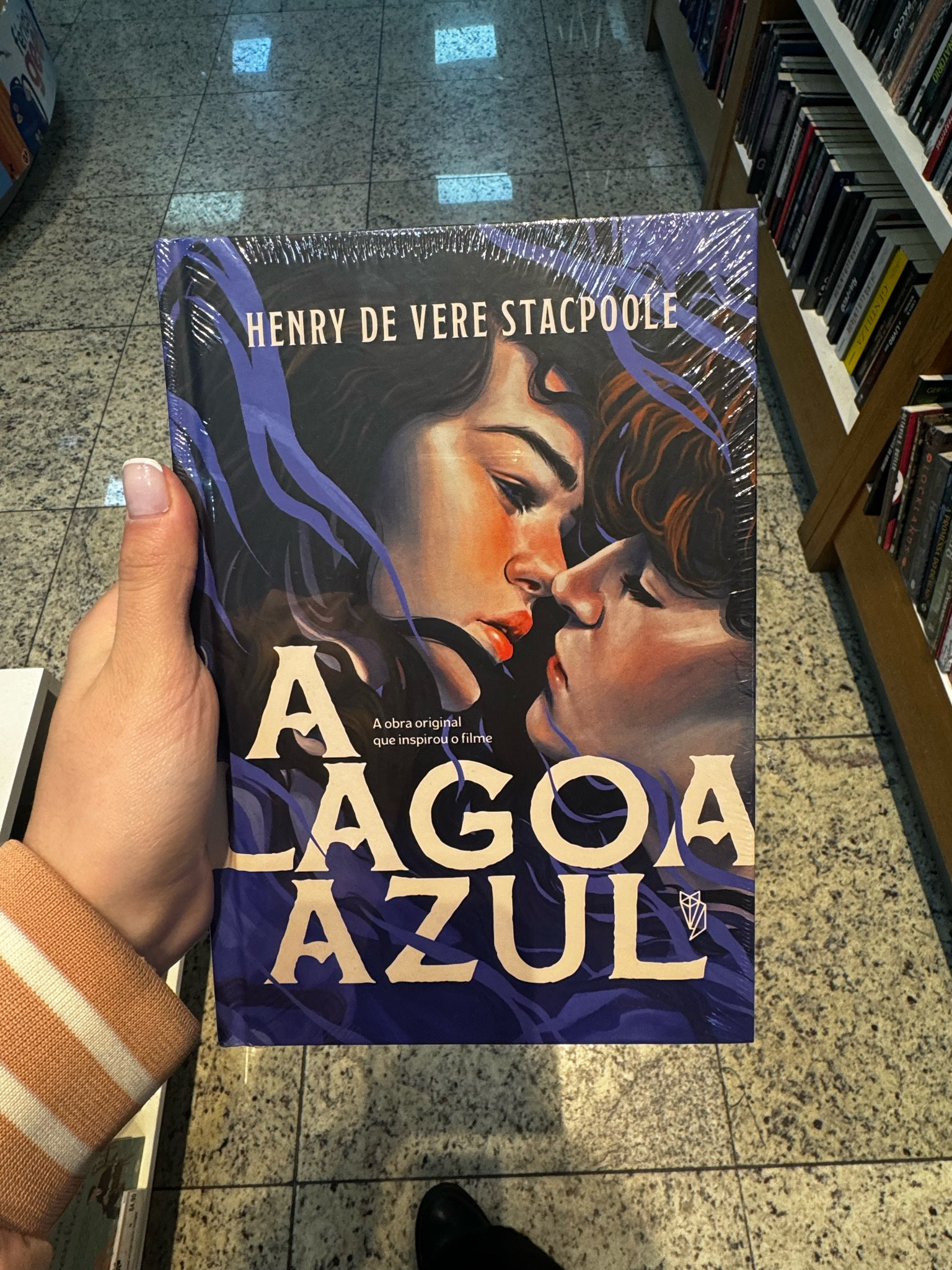 O filme que originou o clássico filme Lagoa Azul, muito assistido pela sociedade brasileira!


“Intimista, A Lagoa Azul acompanha a história de Emmeline e Dick; duas crianças que, após um naufrágio, encontram-se sozinhas em uma ilha. Isolados do mundo, iniciam suas jornadas de amadurecimento e descoberta da vida, longe da sociedade, sem ter alguém que explique seus medos, desejos e as consequências de suas decisões.

 

Publicado pela primeira vez em 1908, A Lagoa Azul rendeu diversas adaptações para o cinema e inspirou um dos filmes mais assistidos nas televisões brasileiras desde os anos 1980. Uma homenagem à nostalgia e uma viagem mais aprofundada por um enredo que ficou marcado no imaginário popular.”

#LTKgiftguide #LTKbrasil #LTKover50style