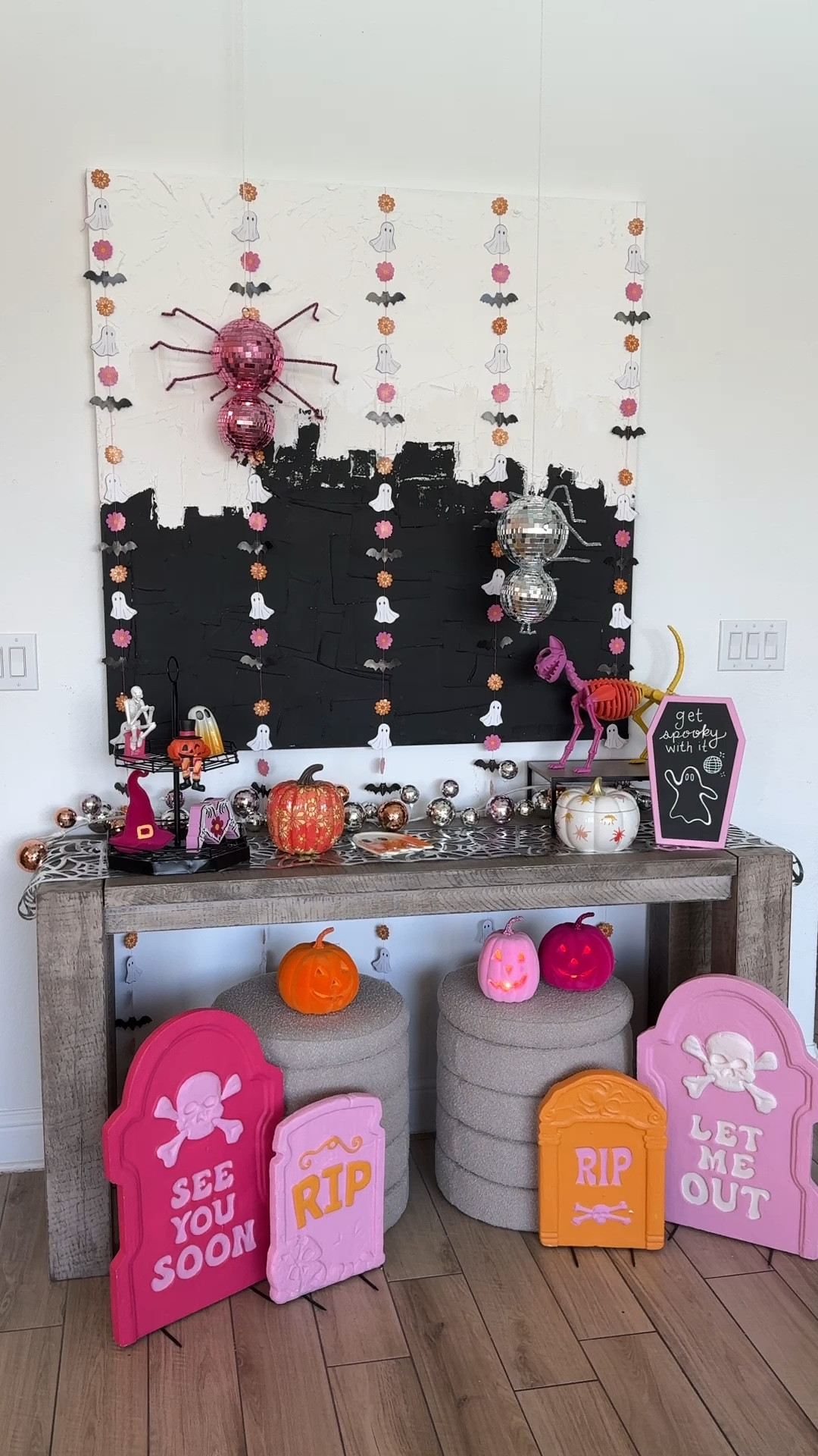 Groovy Halloween decor! 👻🎃