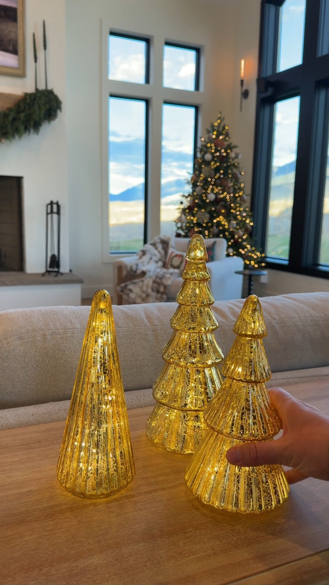 The prettiest little touches for your Christmas tree! ✨🎄 These mercury glass and golden glass decor pieces add the perfect mix of sparkle, warmth, and vintage-inspired charm. So pretty layered throughout the tree for that collected, elevated holiday look. 🤎✨