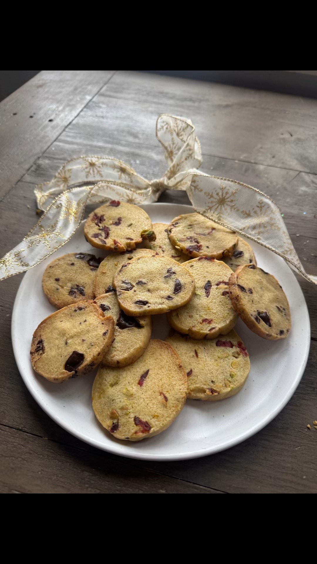 My classic shortbread — just made cleaner 🤍

• Monk fruit sweetener → lower glycemic, no sugar crash
• Einkorn flour → ancient grain, easier to digest
• HU dark chocolate → simple ingredients, no junk

Same cozy cookie, better ingredients.
Slice-and-bake means easy treats anytime 🍪

✨ Linked the exact ingredients I use
�

#LTKHoliday #LTKfoodie #LTKSeasonal