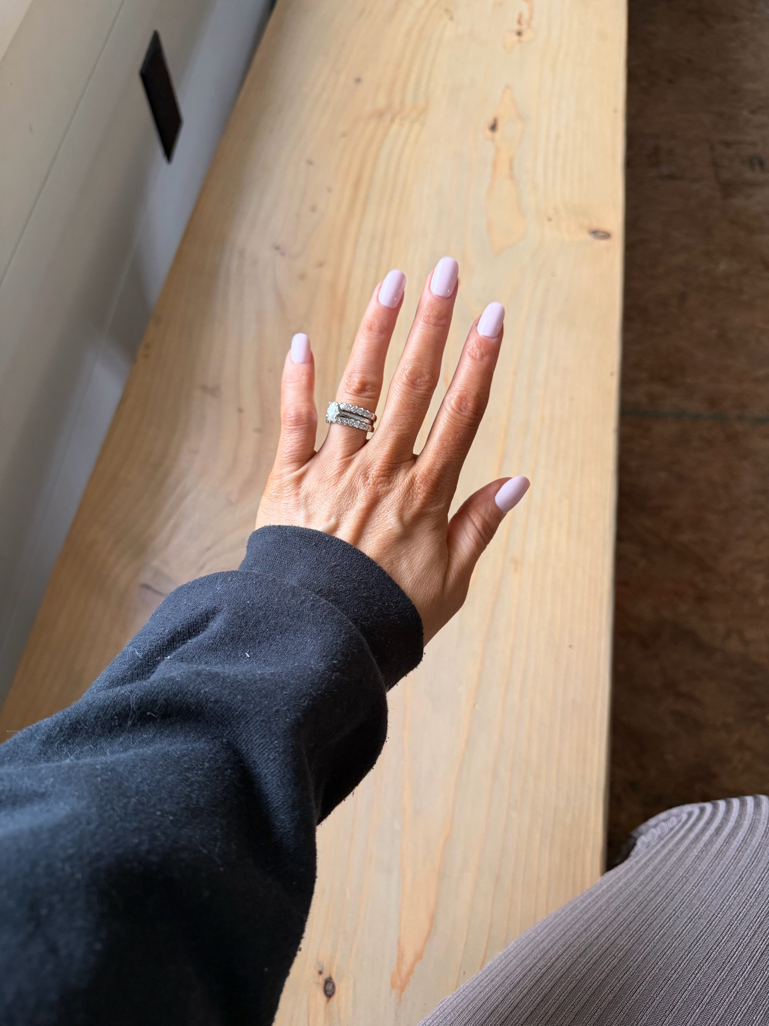 These press on nails are so pretty and stay on so well! 


olive and june nails press ons pink nails  

 