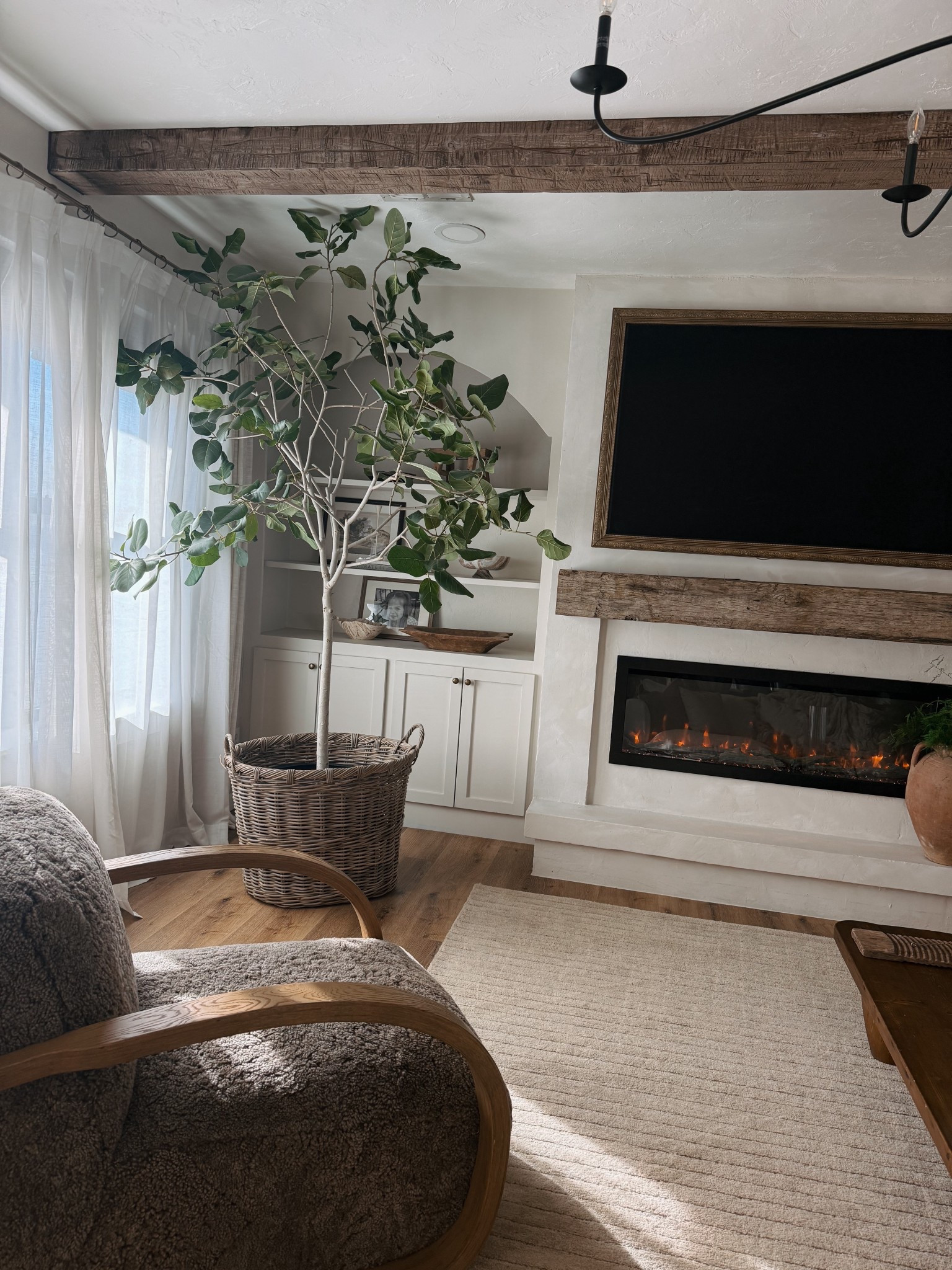 Finally got to use my HUGE basket. I bought it to put a Christmas tree in but it didn’t arrive in time. I’ll use it next year. It’s perfect for the base of my new Audrey ficus tree!! 

#LTKHome #LTKSeasonal